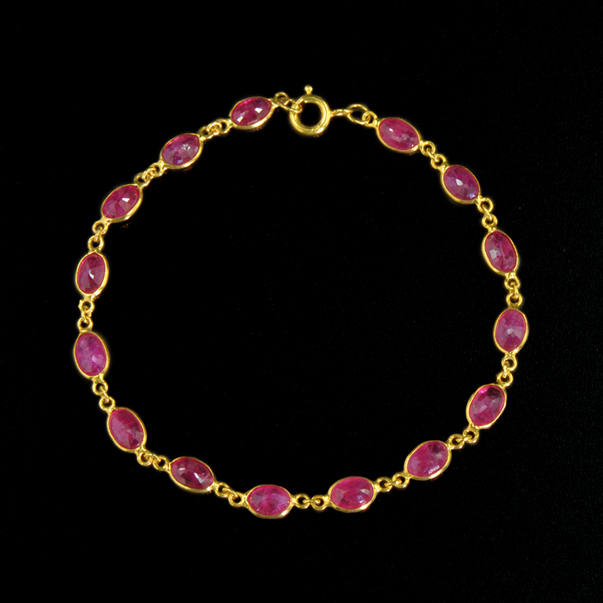 Burmese Ruby Bracelet, Burmese Ruby ​​Bracelet, Length 180 Mm, Natural Red Ruby ​​8.34 Carats and the Case Is 18K Gold. - ยี่ห้อ SuanPhlu.com ราคา 58,000 บาท*ส่งฟรี