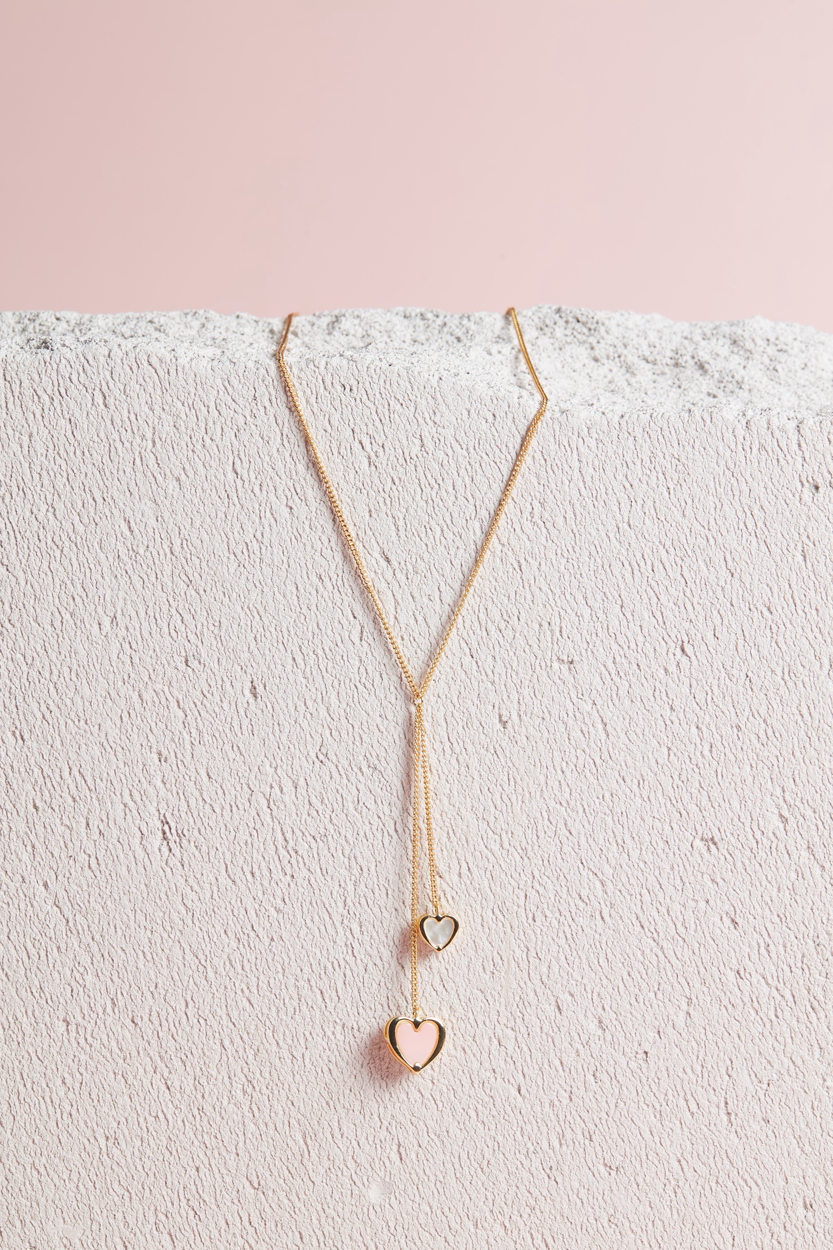 Vetiver pearl Two tone heart necklace (Pink conch+Mother of Pearl) สร้อยรูปหัวใจ เปลือกหอยมุกสีขาว + หอยสังข์สีชมพู สีธรรมชาติ ล้อมกรอบดีไซน์สีทอง ใส่ออกมาเป็นเลเยอร์สั้น ยาว งานแกะมือ ตัวเรือนเงินแท้925 ชุบทอง8k จัดส่งไว ราคา 3,100 บาท*ส่งฟรี
