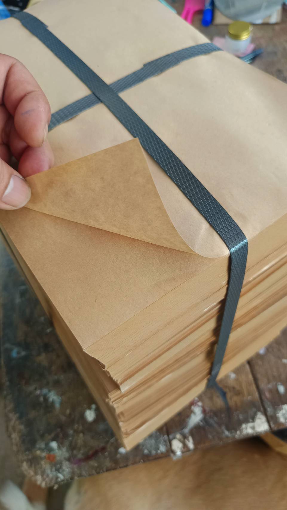 กระดาษห่อฝรั่ง เเบบหนามีลายใช้ห่อเเผ่นเดียว ขนาด 8x12 นิ้ว มีประมาณ 220 เเผ่น กันเเดด ทนฝน ทนทุกสภาพอากาศ (ไม่ใช่กระดาษคราฟท์) ใช้ได้หลากหลาย