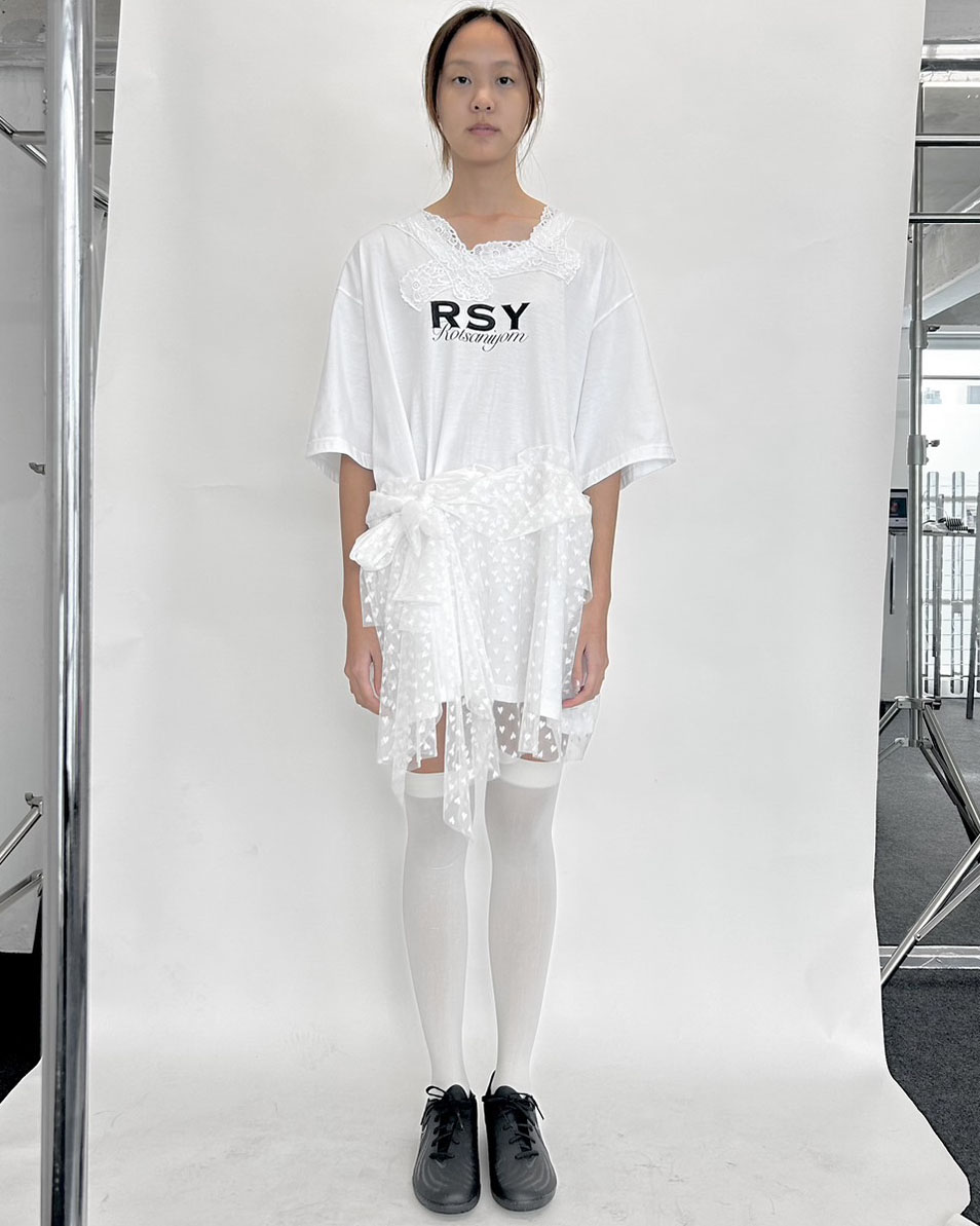Rotsaniyom White t-shirt with heart tulle detail ราคา 2,590 บาท*ส่งฟรี
