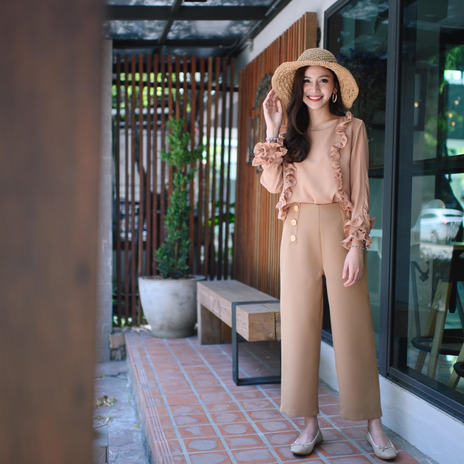 prettythingonme Pretty Cocky  Pant -สี Caramel กางเกงแต่งกระดุมไม้
