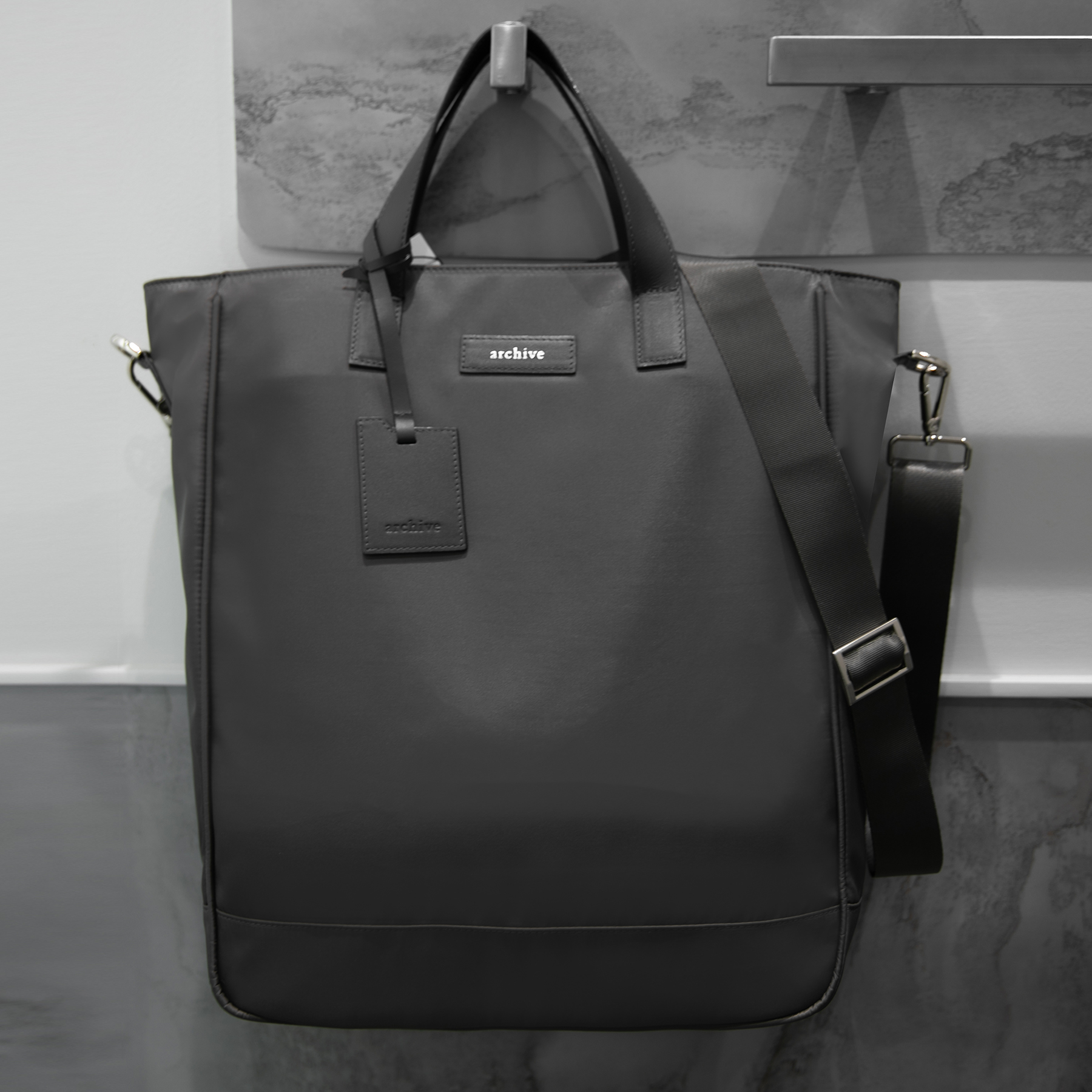 Archive Hoxton Nylon Tote (Grey/Grey) กระเป๋า Tote Bag สะพายข้างผ้าไนลอนกันน้ำป้ายหนังวัวแท้ ราคา 5,990 บาท*ส่งฟรี