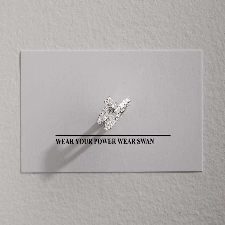 SWAN - PPW Emerald Art Double Ring ความงามที่ซ้อนกันอย่างลงตัว ดีไซน์เก๋ ไม่เหมือนใคร ราคา 2,890 บาท*ส่งฟรี