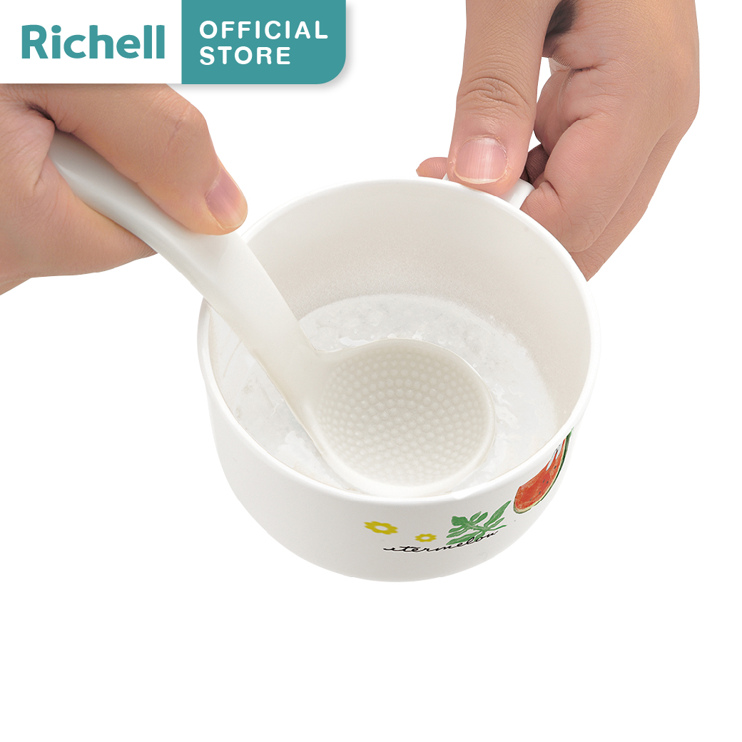 Richell (ริเชล) ถ้วยช้อนบดอาหารออกแบบมาให้มีลายนูนไว้สำหรับบดอาหารและเป็นชามใส่อาหารได้ เหมาะสำหรับลุกน้อยวัย 5 เดือนขึ้นไป ราคา 200 บาท*ส่งฟรี