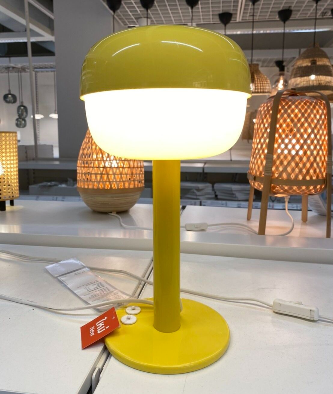 โคมไฟตั้งโต๊ะ IKEA รุ่น BLASVERK โคมไฟ โคมไฟในห้องนอน โคมไฟอ่านหนังสือ สีเบจ/น้ำเงิน/เหลือง ขนาด 36 ซม. (ใช้หลอด E14) ราคา 779 บาท*ส่งฟรี