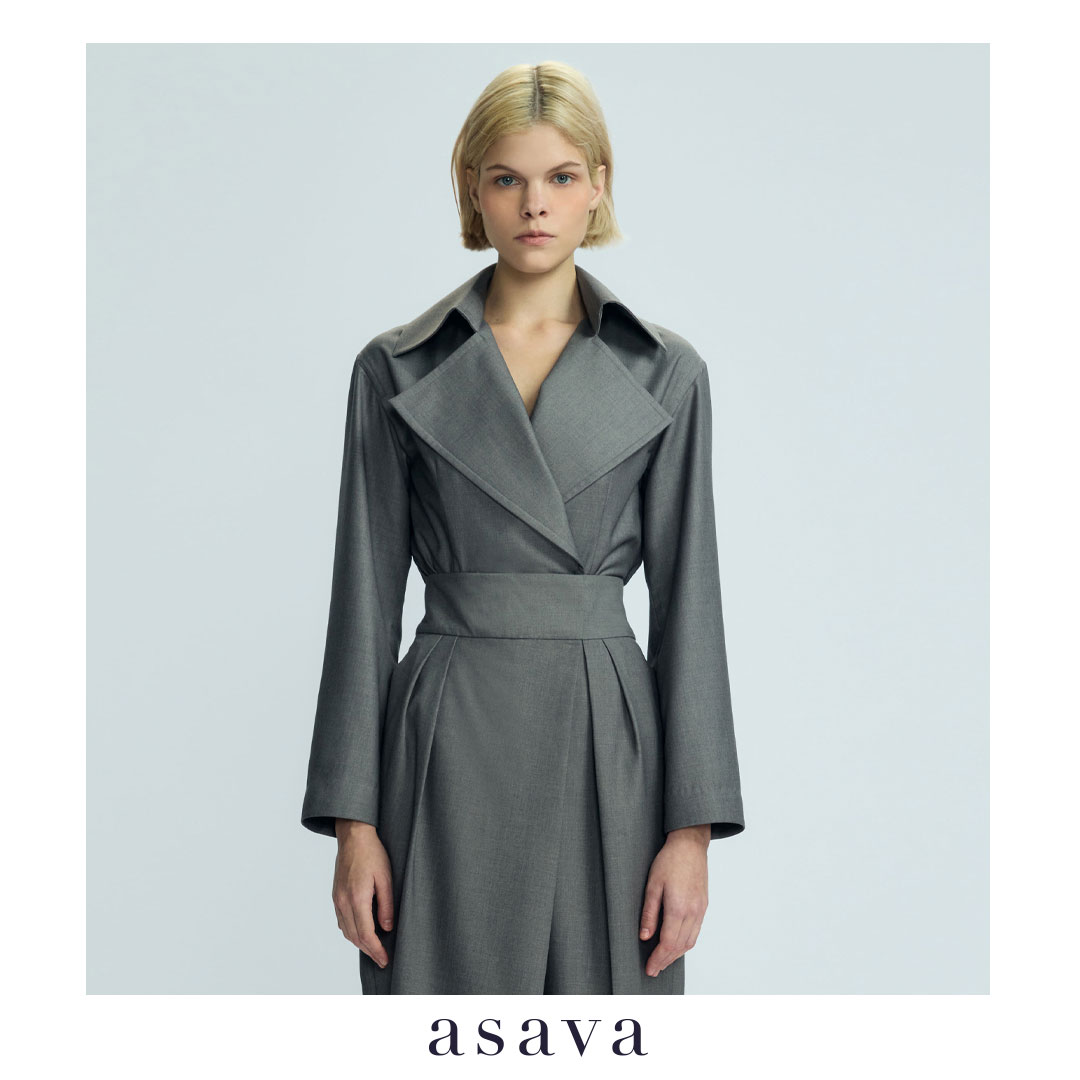 [Asava Aw25] Mavie Voluminous Trench Blouse, Women's Shirt, Trench Style, Decorated with Two Rows of Buttons on the Front, Napoleon Collar, Long Batwing Sleeves, Decorated with Pleats under the Arms, Slit in the Back. ราคา 6,860 บาท*ส่งฟรี