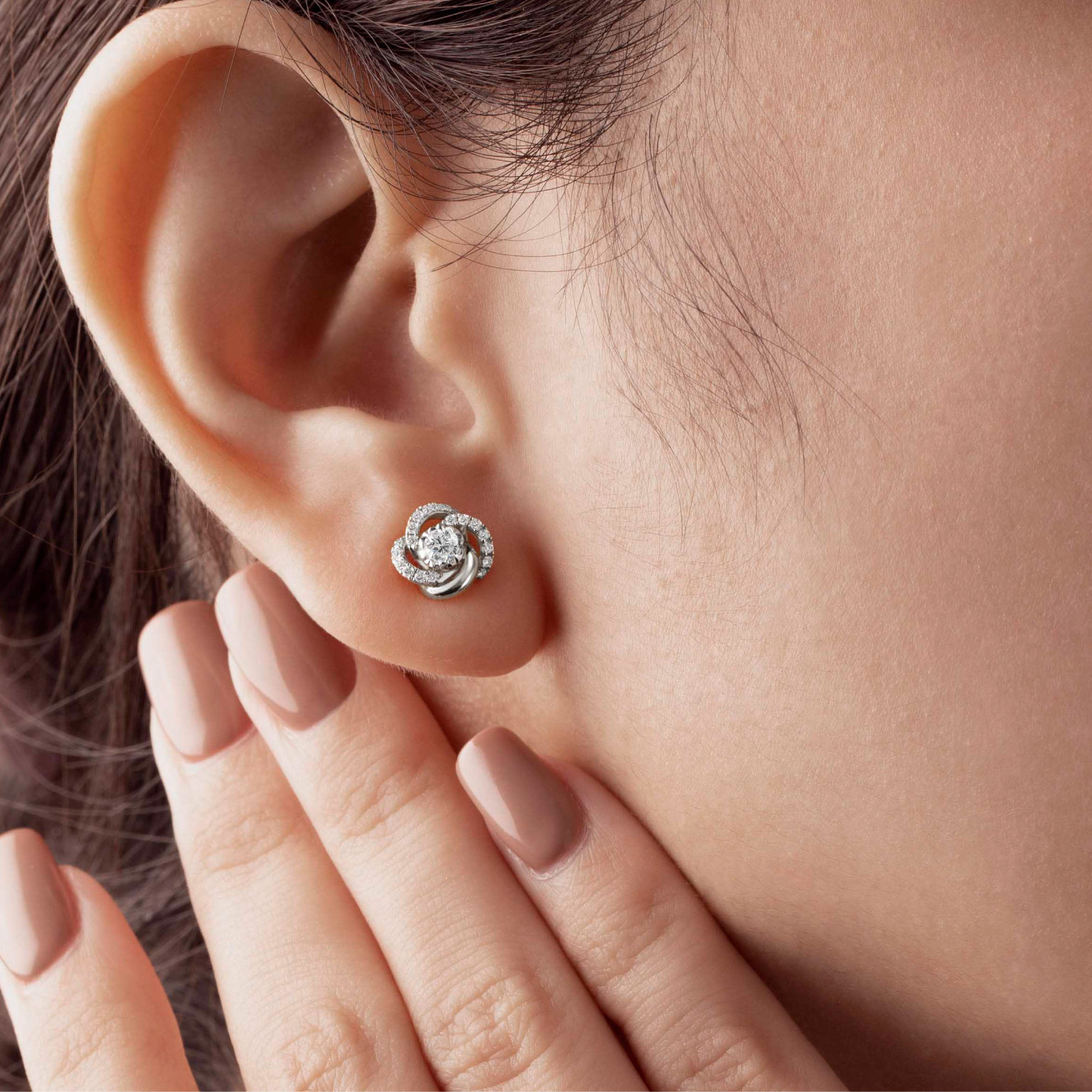 ต่างหูเพชร Blossom Stud Earrings ราคา 45,900 บาท*ส่งฟรี