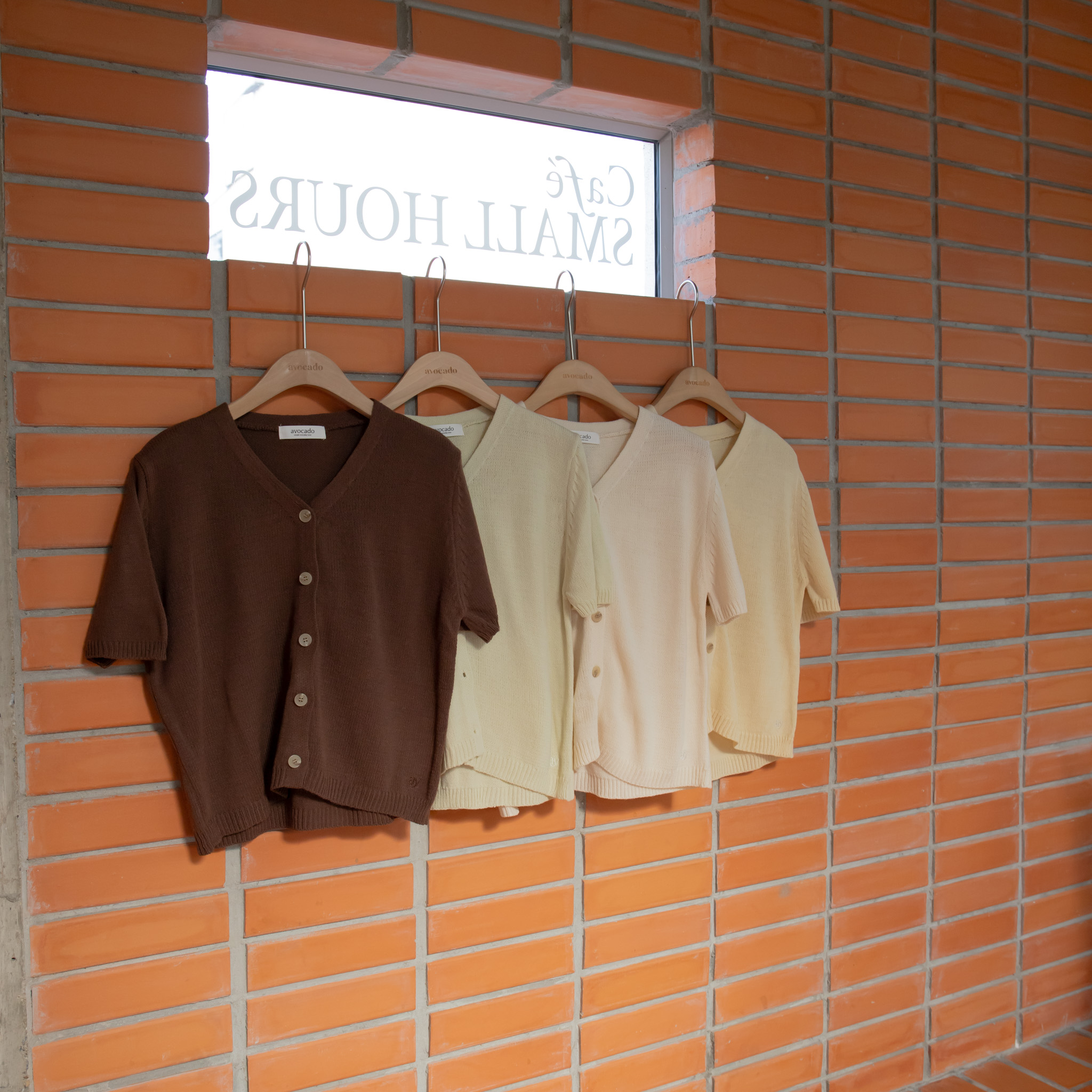 Avocado คาดิแกน เสื้อแขนสั่น ไหมพรม รุ่น avo pumpkin button tops (avocado.simplewear) ราคา 435 บาท*ส่งฟรี