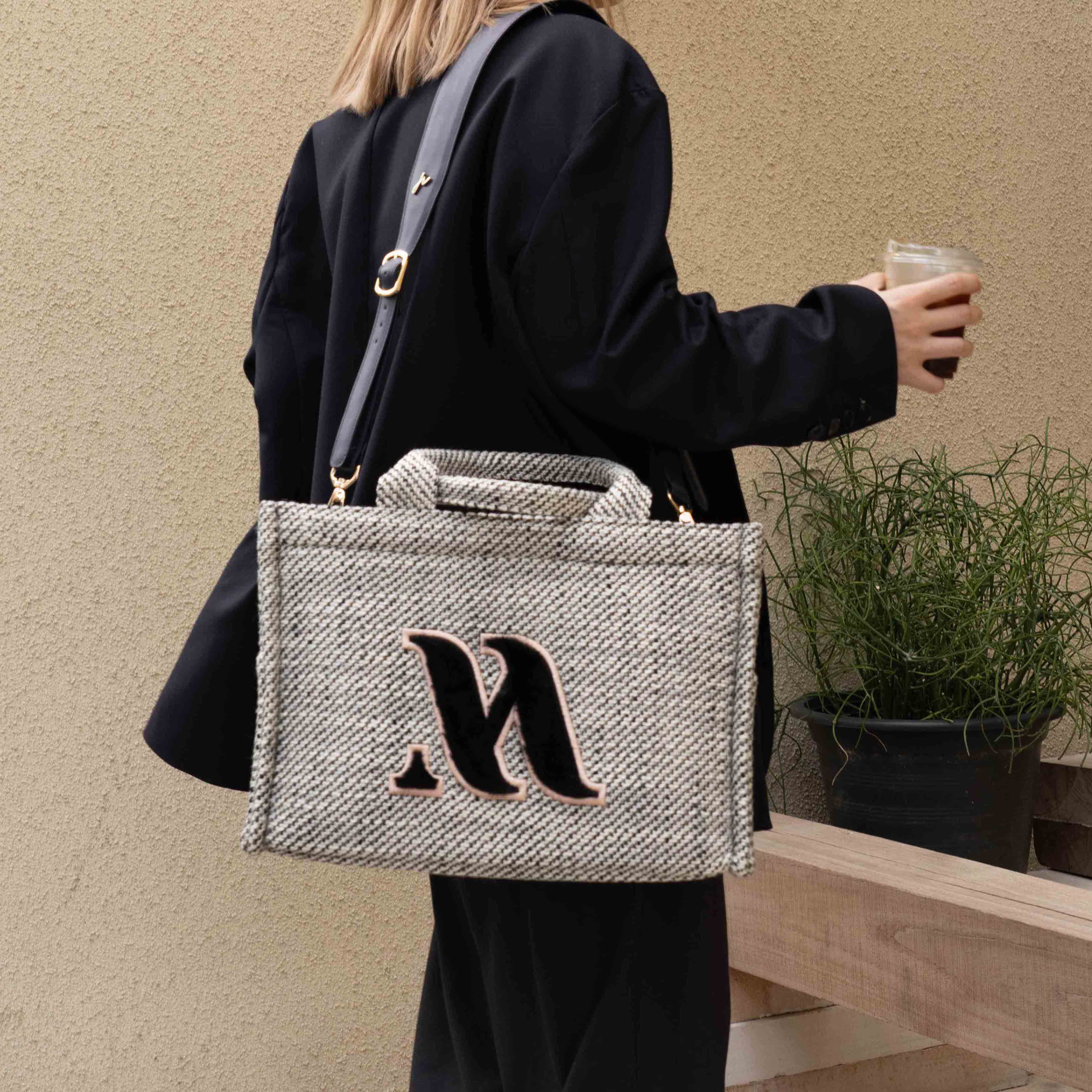 JIRASTUDIO HARPER Tote Bag L กระเป๋าปักชื่อ กระเป๋าผ้าปักชื่อ กระเป๋าสะพายข้าง กระเป๋าถือผู้หญิง กระเป๋าถือ กระเป๋าคอมพิวเตอร์ กระเป๋าแล็ปท็อป JIRA ราคา 6,450 บาท*ส่งฟรี