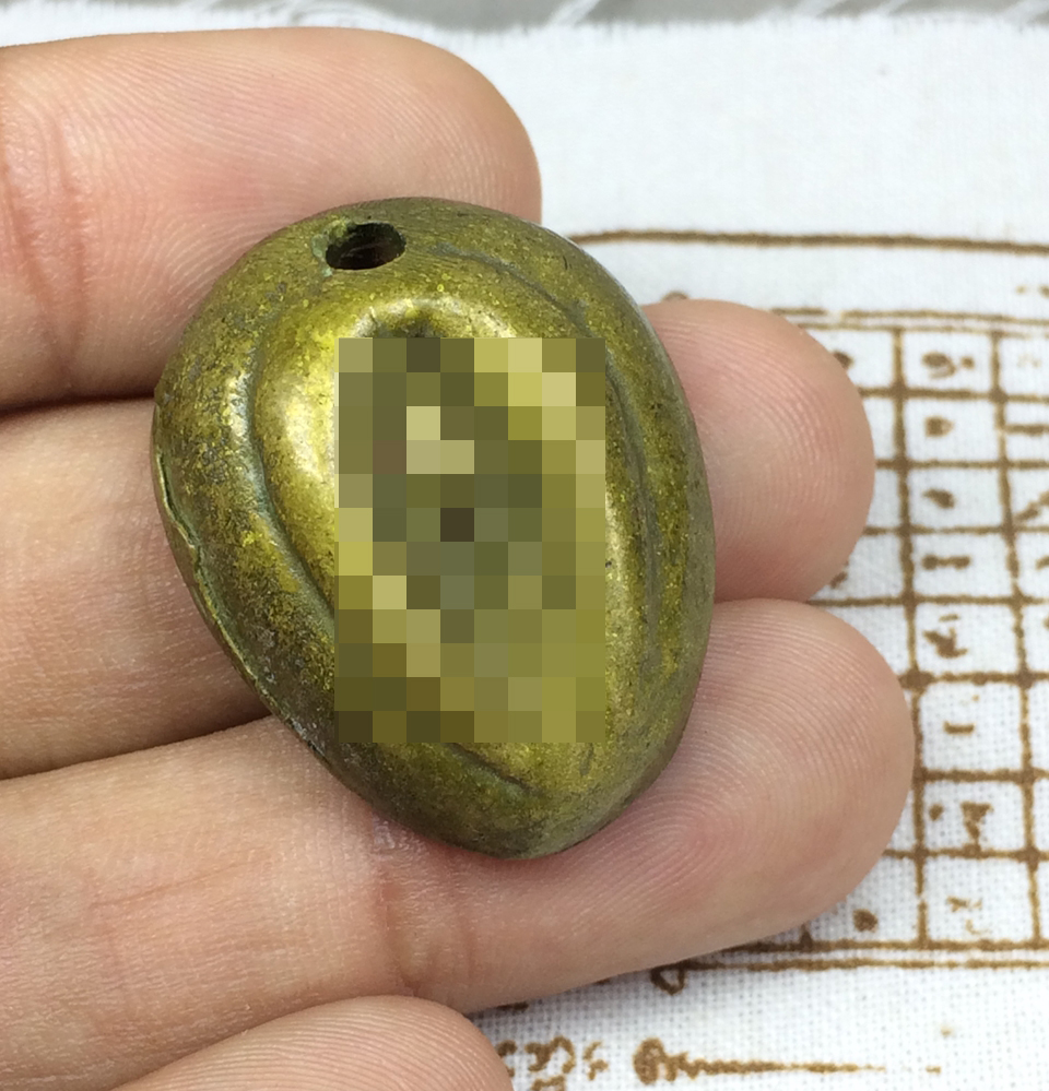 Yoni, the Gateway to Life, Charm, Compassion, Made from Old Brass with Holes for Hanging, a Pendant, a Pendant for the Waist, and Can Be Used by Luang Pho Pinnah, Wat Sanam Luang, with a Free Yaan Cloth Amulet from Thao Waisakhorn.