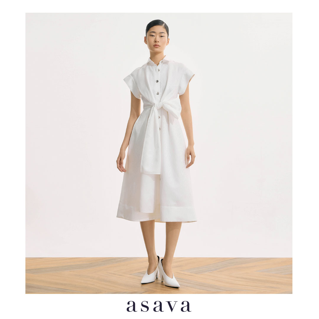 [asava ss25] Asava Tie-waist Midi Dress เดรสผู้หญิง แต่งดีเทลผูกโบว์ด้านหน้า แขนล้ำ กระเป๋าข้าง แต่งกระดุมหน้า ราคา 18,000 บาท*ส่งฟรี