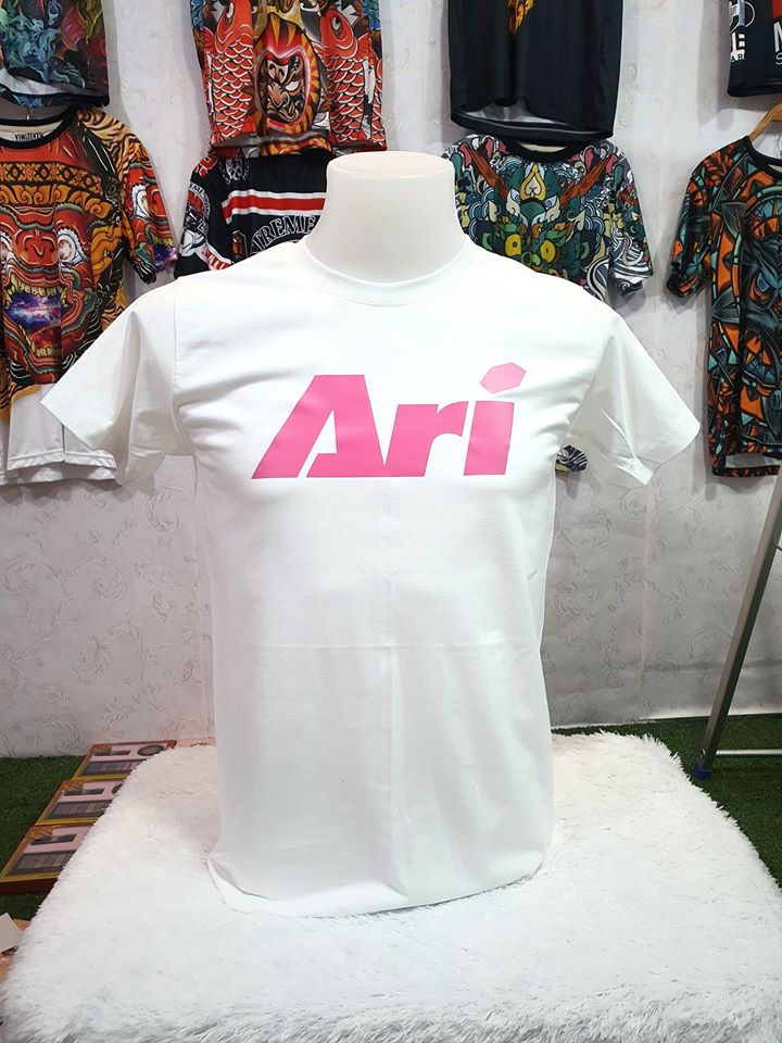 เสื้อ Ari (ผ้าคุณภาพดี) ถูกที่สุด เริ่ม 150 บาท (ผ้าดี cotton100, สกรีนแบบเฟล็ก PU)