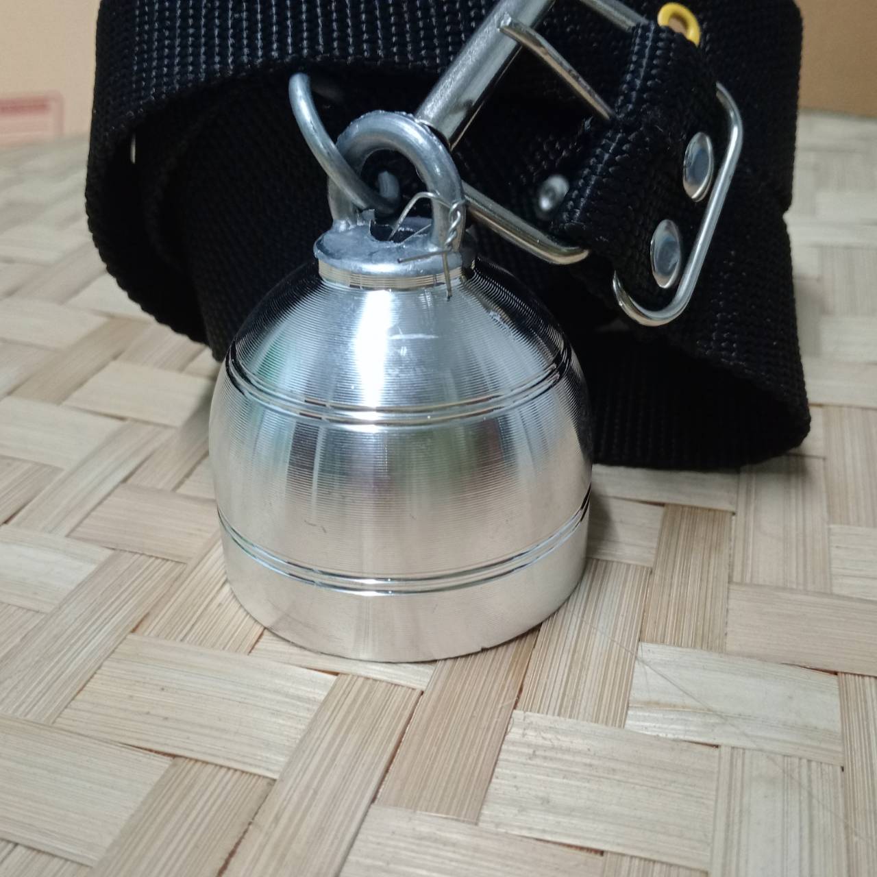 Large Cow Bell, Stainless Steel Color, with Black Belt Strap, Used for Cattle, Buffalo, Goats, Sheep. ราคา 54 บาท*ส่งฟรี