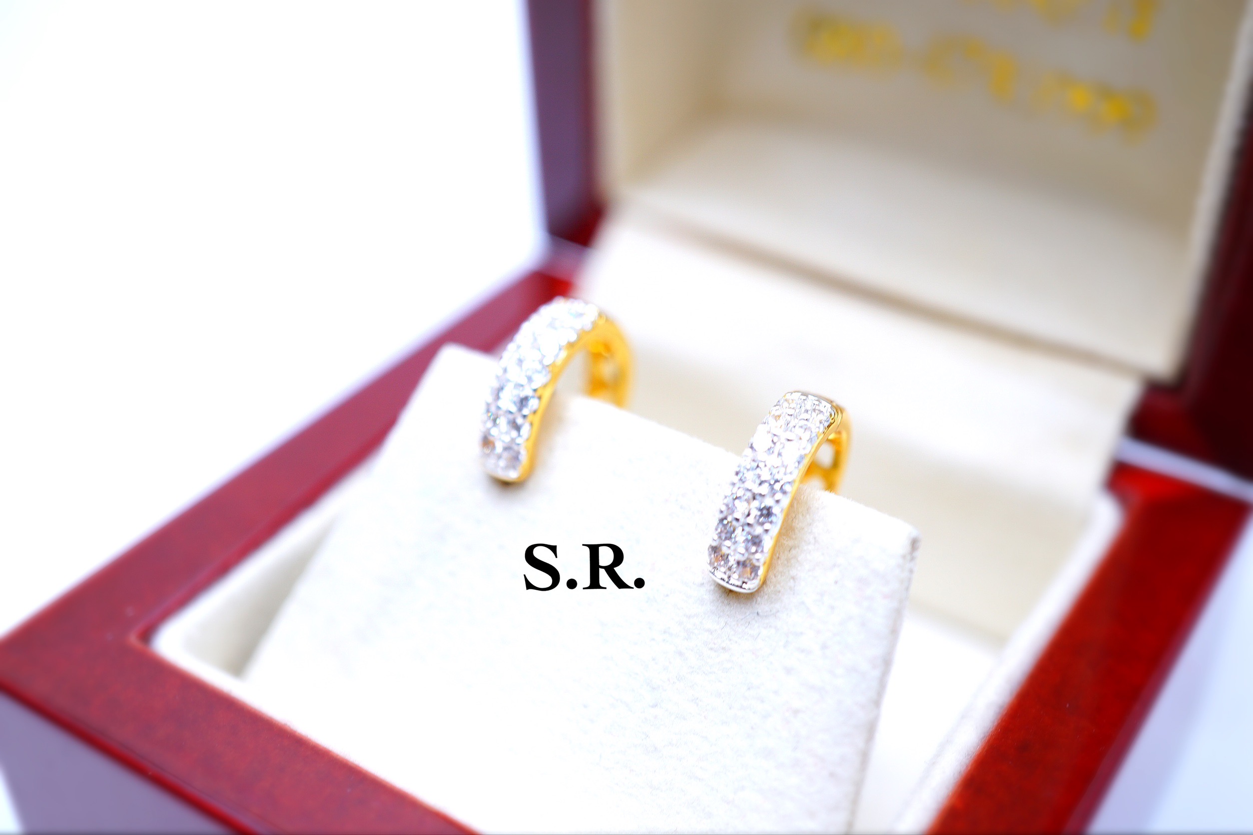 S.R. ต่างหูทองเพชร 2 แถวน้ำหนักเม็ดละ 0.02 ตังน้ำ100 ขาวสวยไฟดี พร้อมใบรับรองสินค้าเคลือบทองคำแท้ 100% ราคา 3,467 บาท*ส่งฟรี