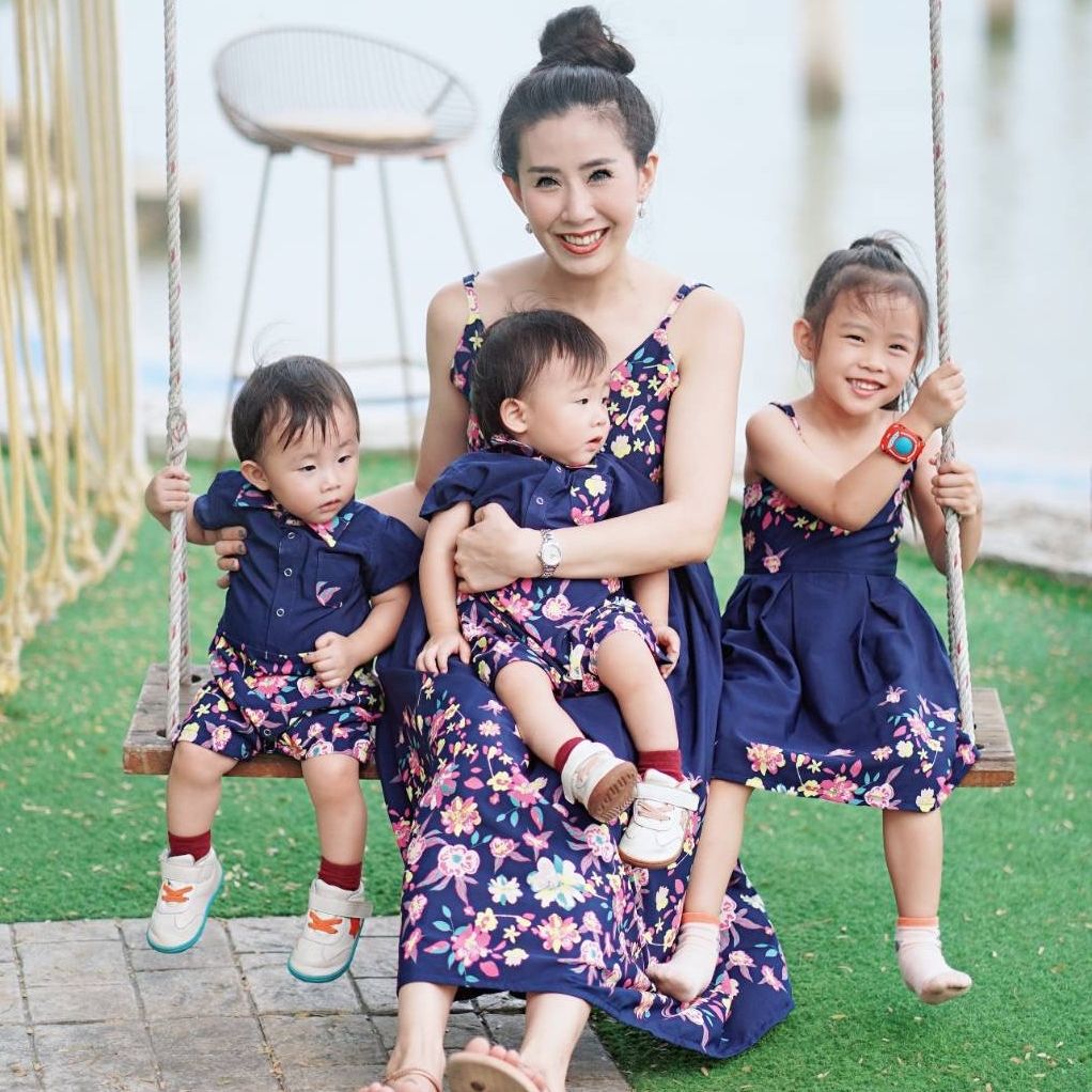 เดรสลายดอกไม้ Mysist flora เนื้อผ้านิ่มพริ้วใส่สบาย สายเดี่ยว คอวี กระโปรงจีบทวิต เหมาะกับไปทะเล เที่ยวคาเฟ่มากๆเลยค่าา ราคา 450 บาท*ส่งฟรี