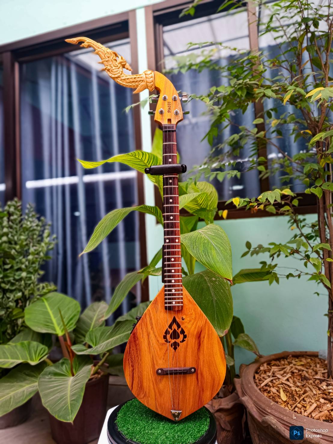 Electric Harp, Siang Oon Limited Edition, Wood Body with Oil Finish. Black Teak Wood Board, 4 Strings, 24 Frets, Fishman Electrical Circuit. ราคา 4,490 บาท*ส่งฟรี