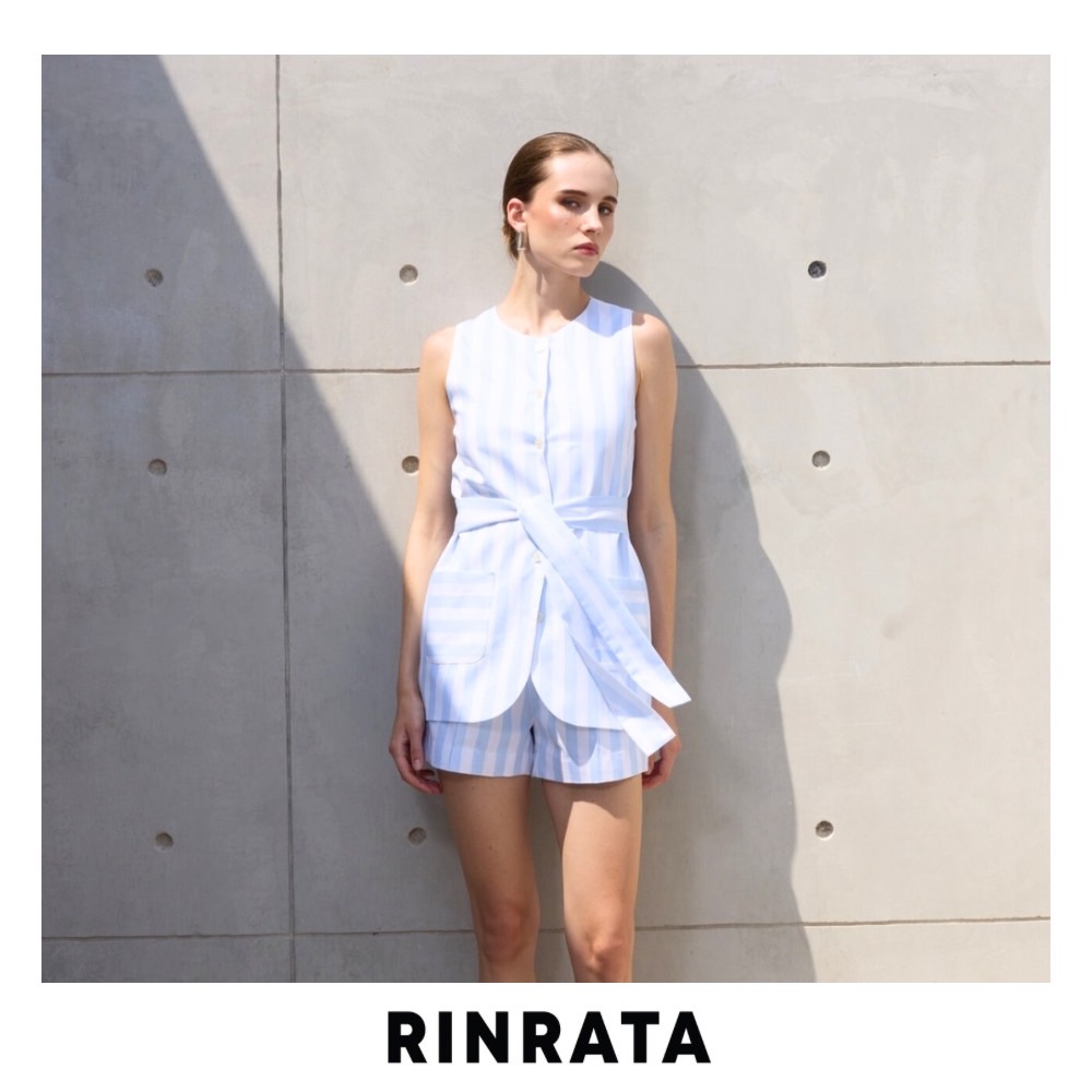 RINRATA - REN Top เสื้อแขนกุด กระดุมหน้า ตกแต่งกระเป๋า เสื้อใส่เที่ยว เสื้อทำงาน ทรงสวย ลายเส้นสี ฟ้า ขาว ราคา 3,650 บาท*ส่งฟรี