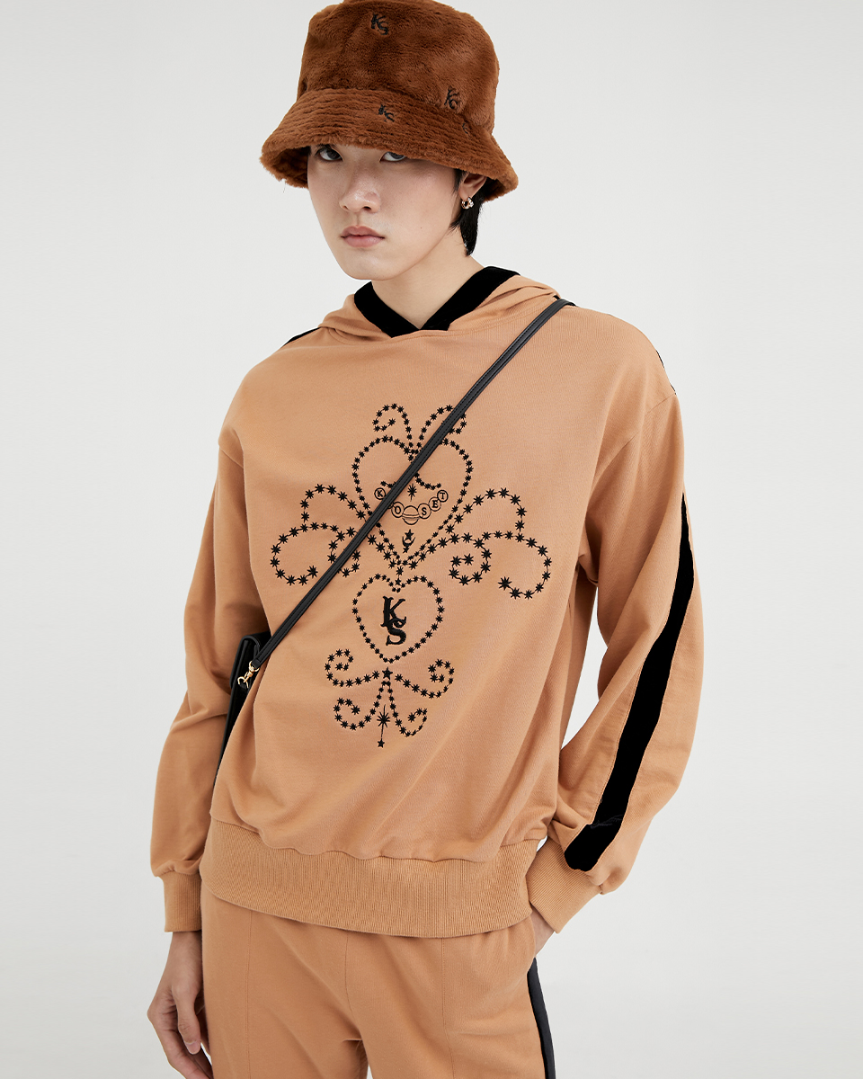Kloset Design Never Give up Hoodie เสื้อฮู้ดผ้าฝ้ายปักโลโก้ตกแต่งด้วยกำมะหยี่ (AW23-T017) ราคา 1,695 บาท*ส่งฟรี