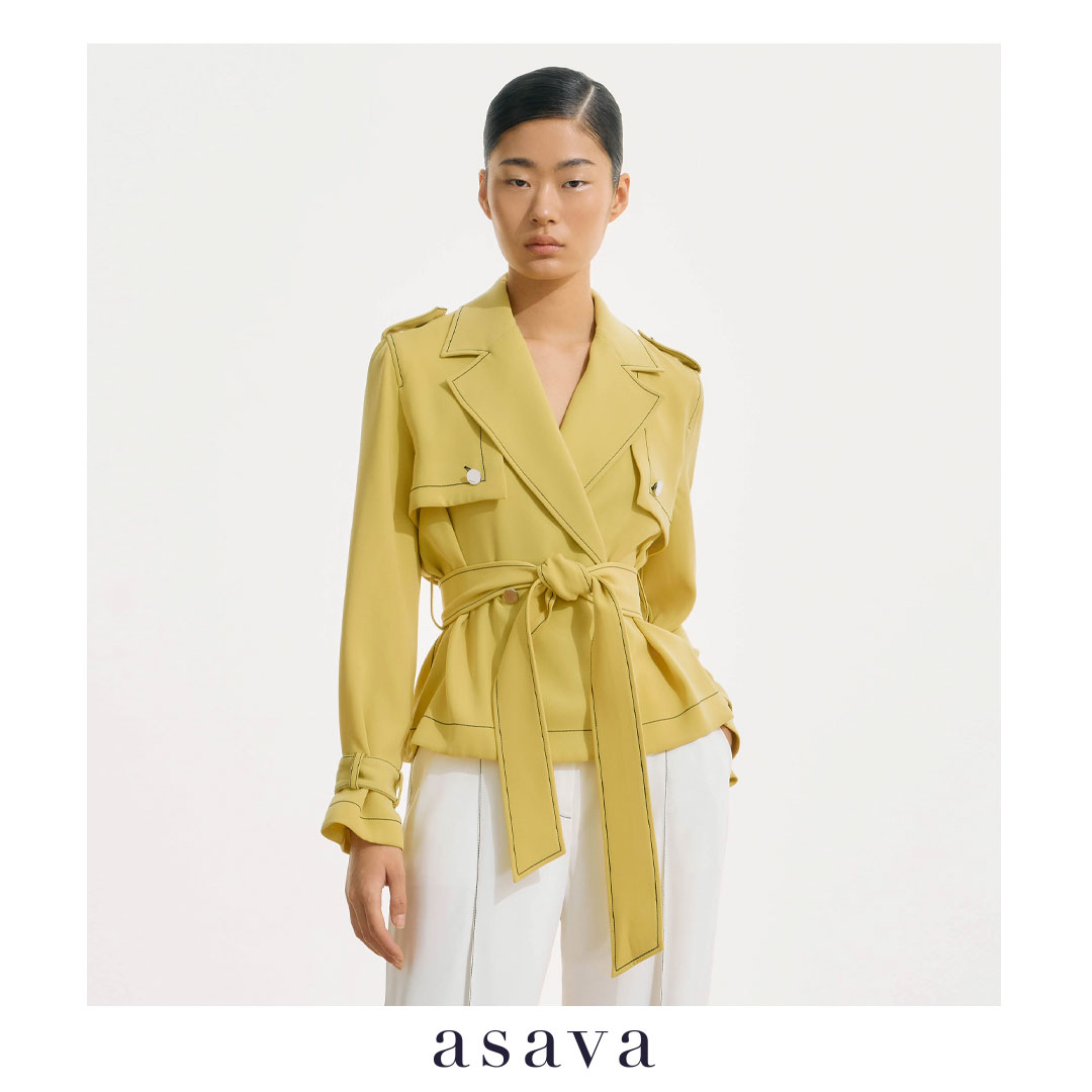 [asava ss25] Lomi Trench Blouse เสื้อผู้หญิง ทรงเทรนช์ แต่งกระดุมสองแถวด้านหน้า แขนยาว อินธนูที่ไหล่ ปกนโปเลียน แต่งคาดเข็มขัด แต่งสาบหน้าและหลัง แต่งเข็มขัดปรับได้ที่แขน ผ่าหลัง ราคา 18,000 บาท*ส่งฟรี