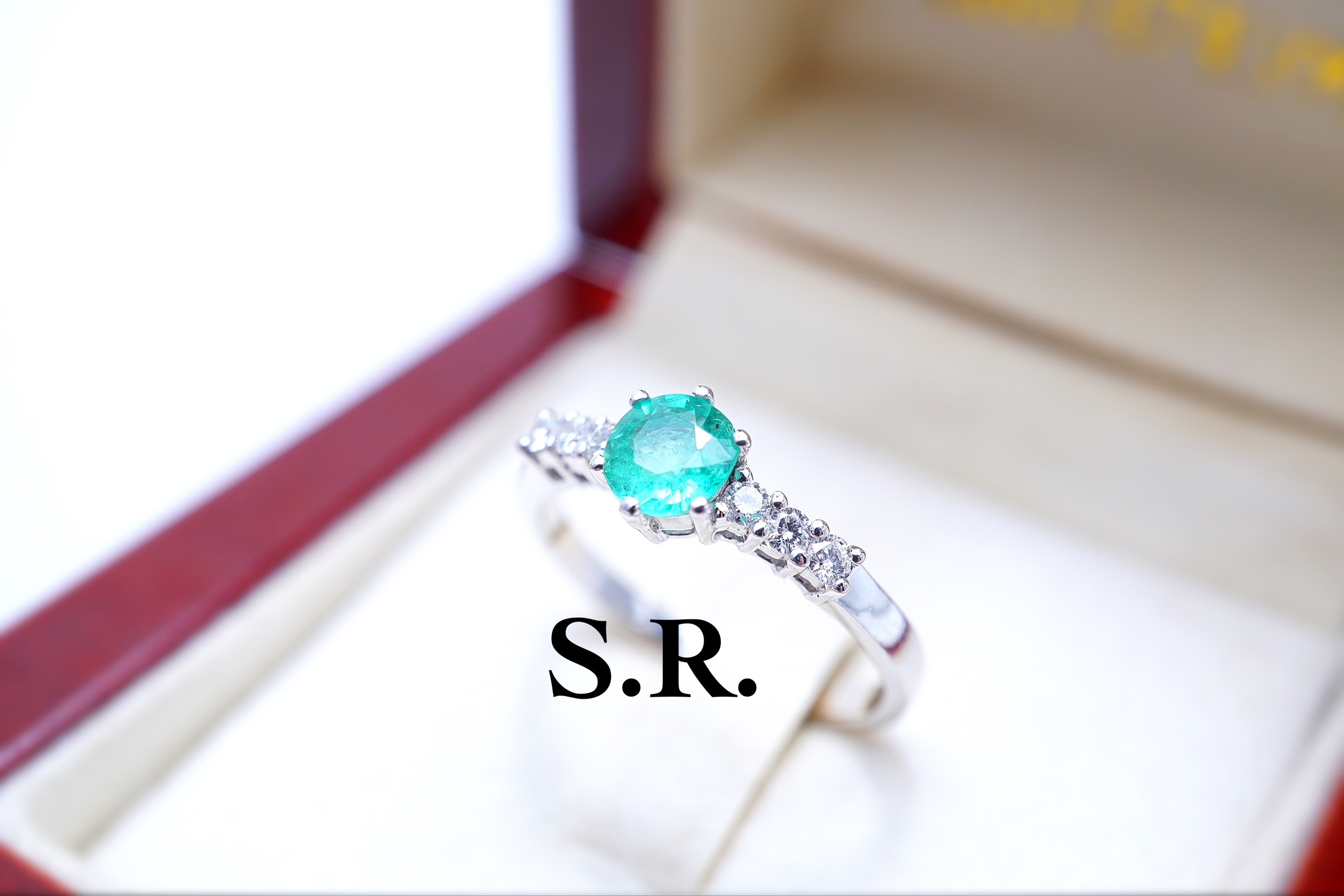 S.R.ผ่อน0%นาน10 เดือน. แหวนทองคำขาวพลอยมรกตแท้น้ำหนัก 0.4 กะรัตเพชรจำนวน 6 เมตรน้ำหนัก 0.17 กะรัตทองคำขาวน้ำหนัก 3.30 กรัมพร้อมใบรับรองสินค้า ราคา 26,600 บาท*ส่งฟรี