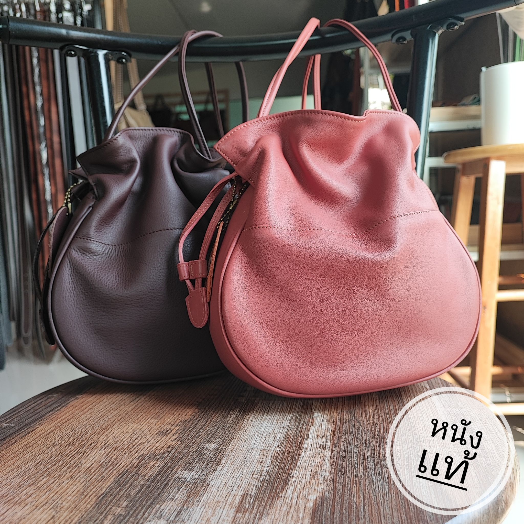 กระเป๋าสะพายข้างหนังแท้ ทำจากหนังวัวแท้ 100% ดีไซน์คลาสสิก หนังนิ่ม ทนทาน ราคา 1,690 บาท*ส่งฟรี