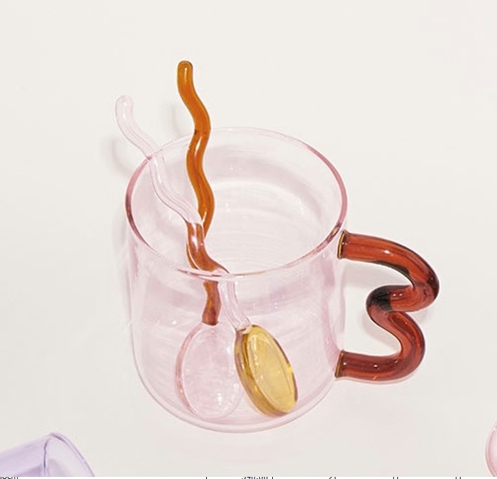 Doodle Glass Amber-Pink แก้วเป่าทนความร้อนความจุ 370ml หูจับเป็นเส้นโค้งสีสดใสตัดกับตัวแก้ว จับถนัดมือ ราคา 690 บาท*ส่งฟรี