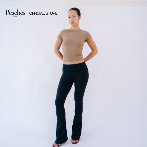 Peaches Active - the Slim Tee, a Short-Sleeved Exercise Shirt with a Slim Fit, Lightweight and Comfortable Fabric, and Good Ventilation. ราคา 1,990 บาท*ส่งฟรี