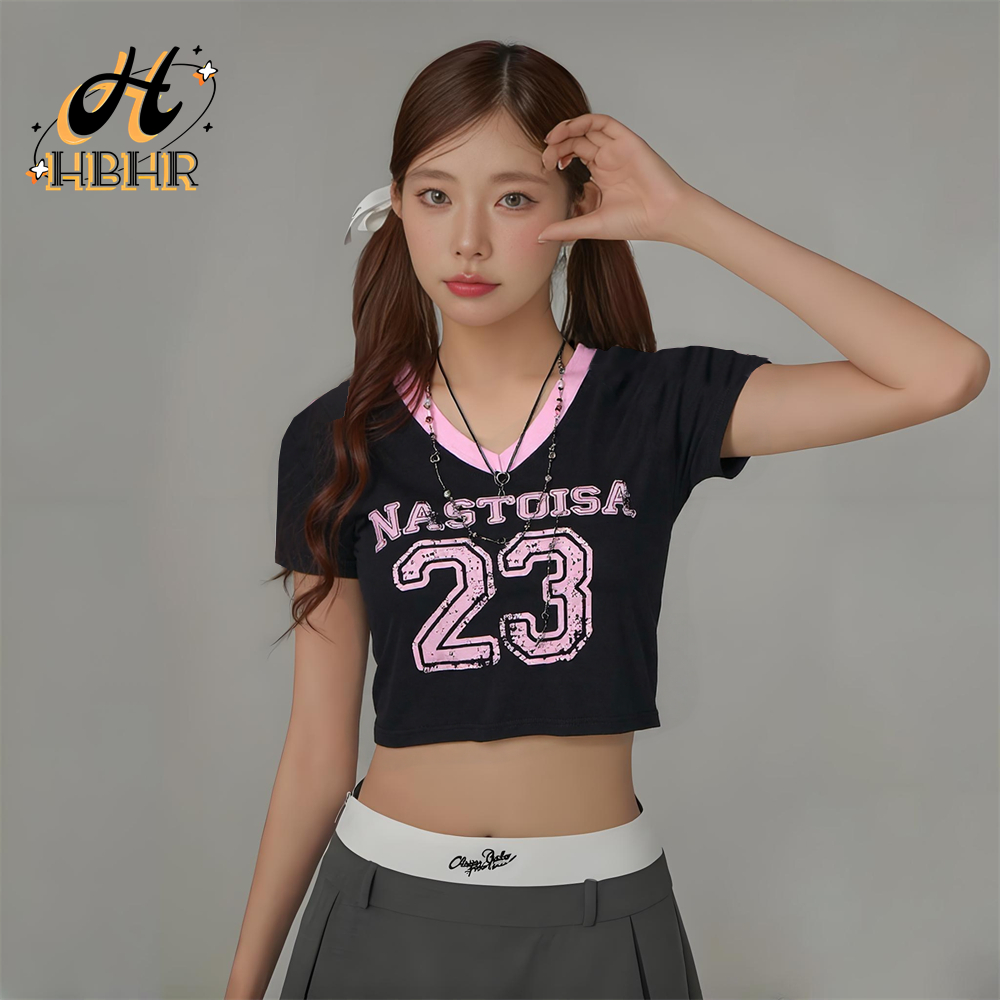 [ HBHR ] เสื้อยืดครอปสำหรับสาวๆ Y2K สไตล์เกาหลี เสื้อครอป แขนสั้น คอวี รัดรูป สไตล์เกาหลี ใหม่ล่าสุด เสื้อกีฬาสตรีทสำหรับสาวๆ ราคา 139 บาท*ส่งฟรี