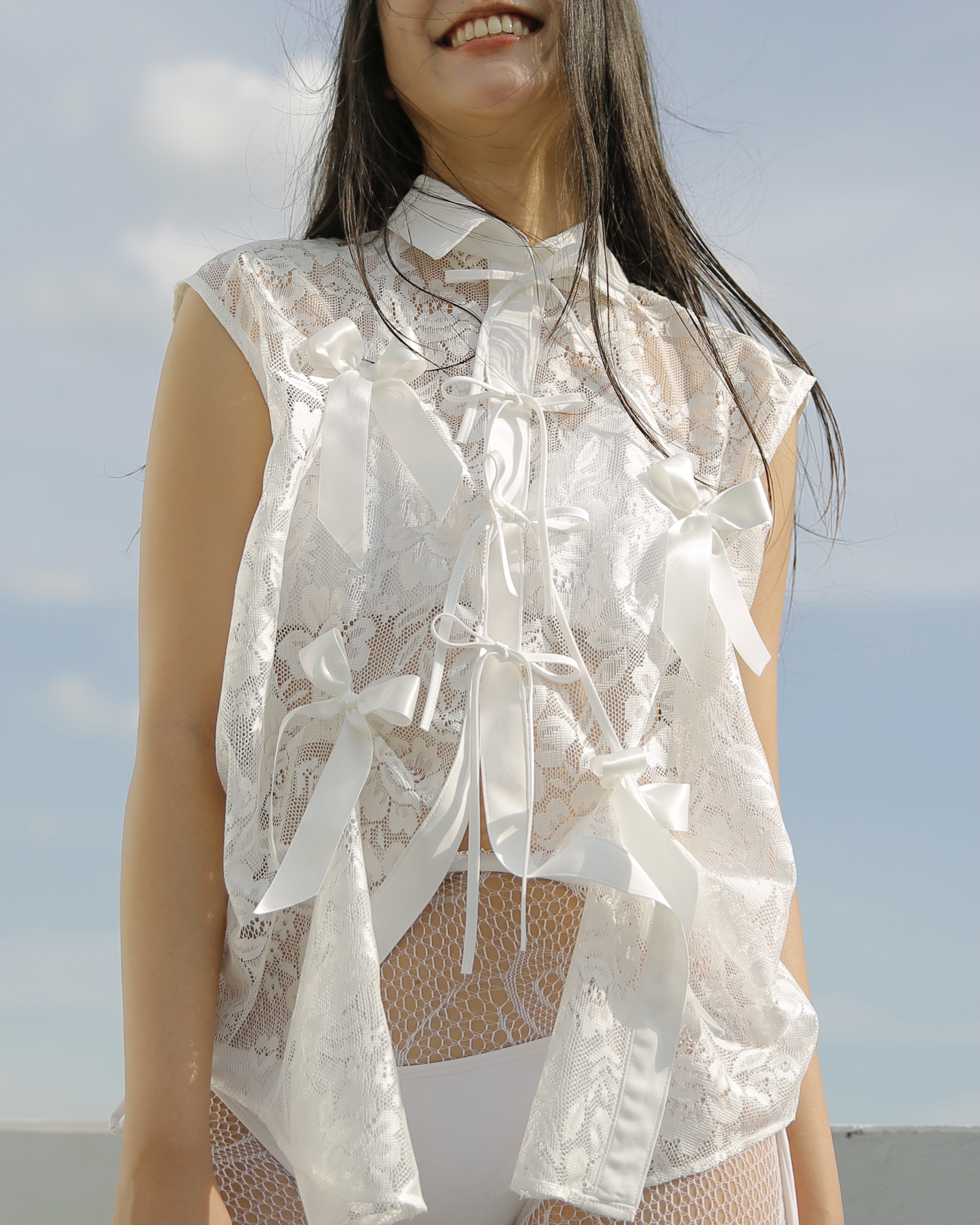 Rotsaniyom Sleeveless white lace shirt with BOW-DETAIL ราคา 2,290 บาท*ส่งฟรี