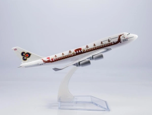 สินค้า โมเดลเครื่องบิน เครื่องบินจำลอง เครื่องบินเหล็ก โลหะ สายการบินพานิชย์ การบินไทย เรือพระที่นั่งสุพรรณหงส์ โบอิ้ง 777(16 cm) ของเล่น ของสะสม เสริมฮวงจุ้ย ขาว แดง Airplane W Aircraft Model Thai Airways Boeing 777(16 cm) Steel Metal Collection Color White Red