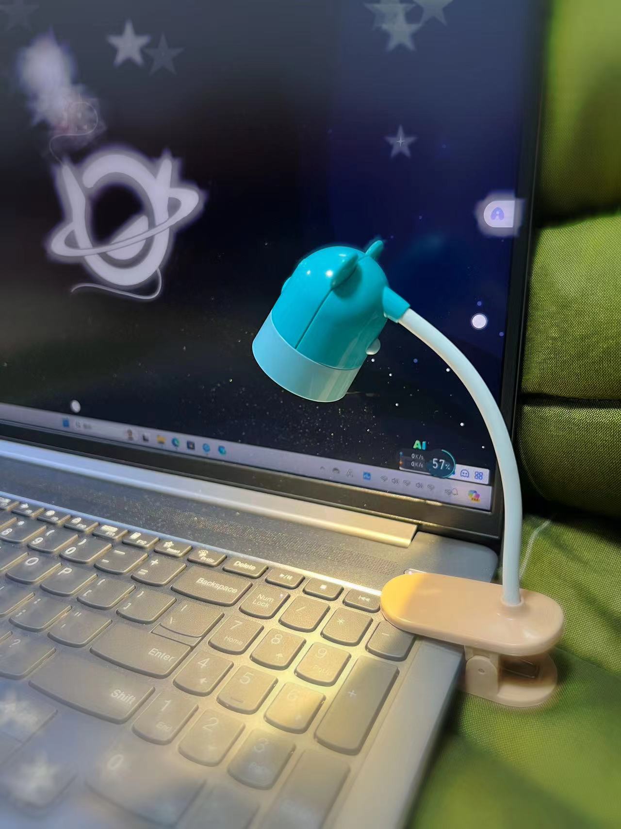 โคมไฟของเล่น โคมไฟอ่านหนังสือแบบหนีบ ไฟ LED ใสพับหลายทิศทางและหมุนโคมไฟแบบใส่ถ่าน