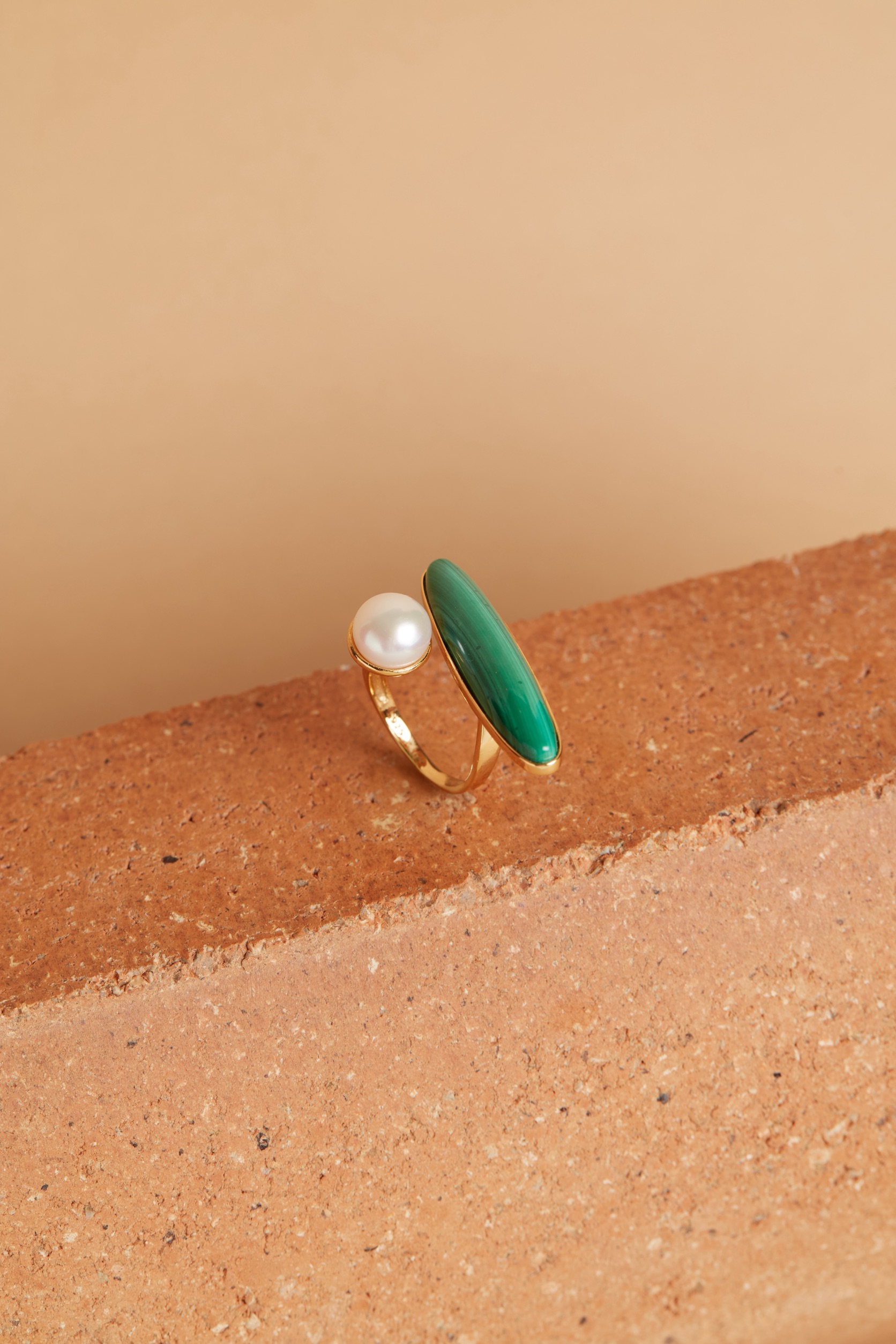 Vetiver Pearl Oval Shape of Malachite+ Freshwater Pearl Ring Maracite Ring, Long Shape, Green, Natural Pattern, Gold Frame + Freshwater Pearl, Round Shape, White, Natural Pearl, 925 Sterling Silver Body, 18K Gold Plated, Fast Delivery. ราคา 3,100 บาท*ส่งฟรี