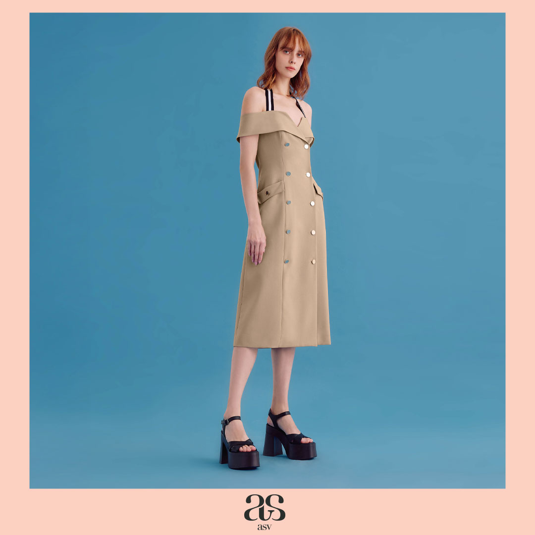 [asv ss25] Connie Off-shoulder Dress เดรสผู้หญิง เปิดไหล่ แต่งกระดุมทองแถวคู่ด้านหน้า แต่งเทปปิเกต์ แต่งกระเป๋าเฉียง ราคา 9,890 บาท*ส่งฟรี