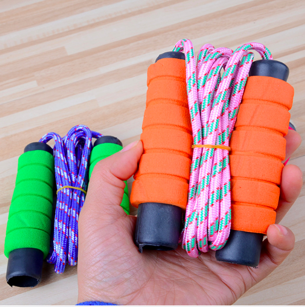 เชือกกระโดดออกกำลังกาย สำหรับเด็ก ด้ามยางกันลื่นหุ้มฟองน้ำ 2m plastic jump rope for kids and adult colorful