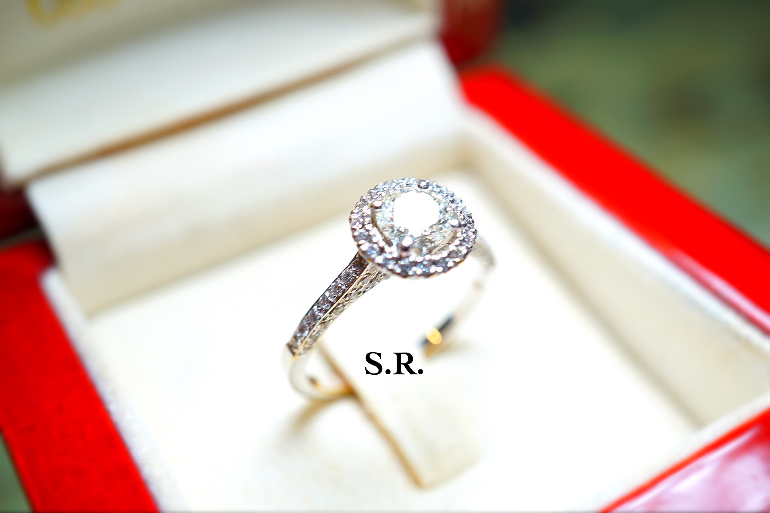 รูปสินค้า 0%10 Month Installment. S.R. Genuine White Gold Ring with Diamonds. Each Diamond Weighs 0.59 Carat. Surrounded by Diamonds. Each Diamond Costs 1 Baht. Total Number of Diamonds: 70 Diamonds. Total Gold Weight: 5.30 Grams. Comes with a Product Certificate.