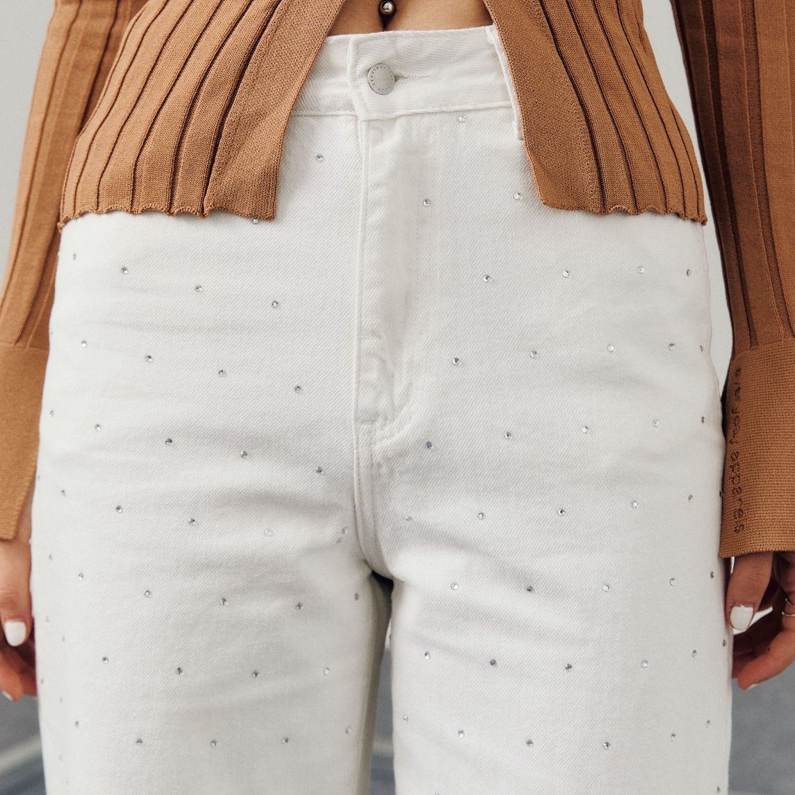 crystal embellished denim กางเกงยีนส์ปักเพชร ราคา 3,190 บาท*ส่งฟรี
