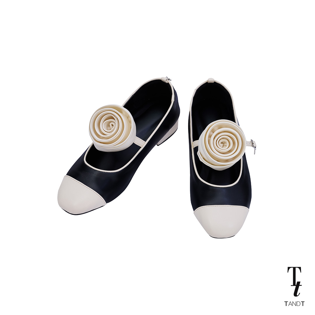 TandT - TIMELESS ROSEMARY SHOES - ROSE HAND-CRAFTED TWO-TONE MARY-JANE SHOES รองเท้าคัทชูสายคาดมีส้นตัดต่อ 2 สี ทรงแมรี่เจน สายคาด 1 สาย ตกแต่งดอกกุหลาบที่สายคาด ส้นสูง 3.5เซนติเมตร หรือ 1.25 นิ้ว (กุหลาบสามารถถอดออกได้) ราคา 4,650 บาท*ส่งฟรี