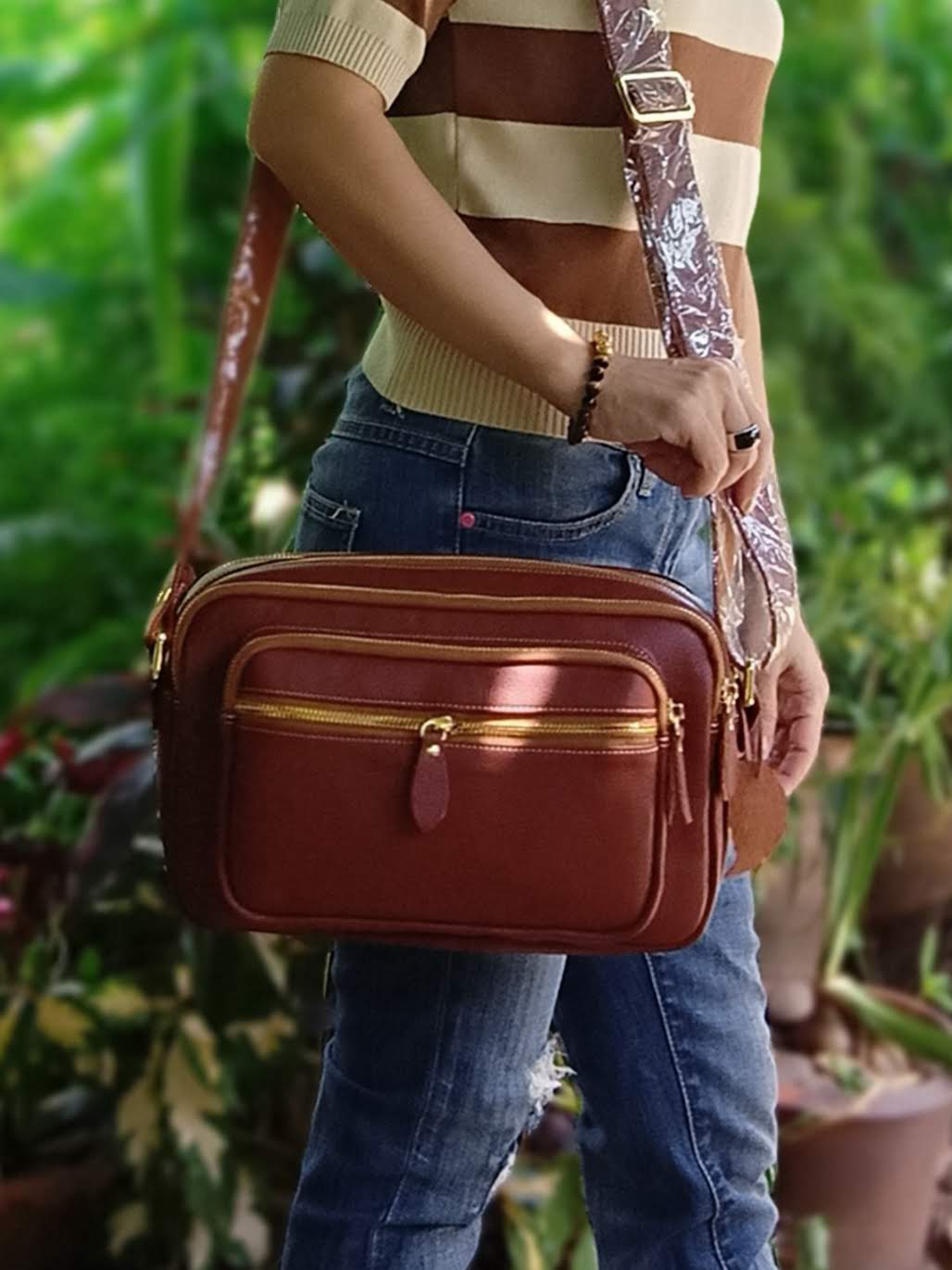 GPBAGS กระเป๋าสะพายขนาด 11 นิ้ว N271-1 กระเป๋าหนังแท้ หนังชามัวส์ กระเป๋าสะพายพาดลำตัว กระเป๋าผู้หญิง ราคา 3,000 บาท*ส่งฟรี