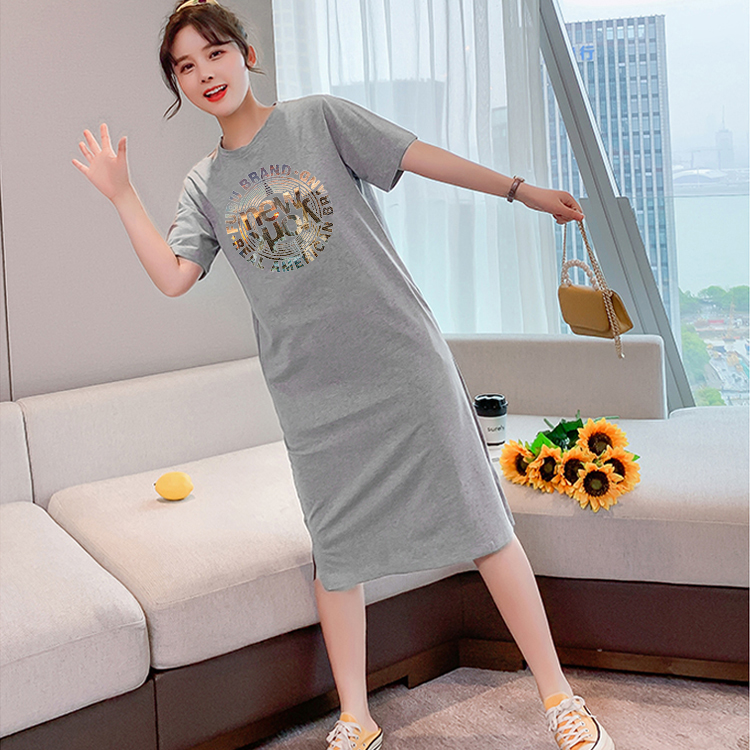 Q40(จัดส่งโดยKerry)เดรสยาวเสื้อยืดแฟชั่นผู้หญิงสไตล์เกาหลี คอกลมแขนสั้น เนื้อผ้ายืดหยุ่นดี กระโปรงเสื้อยืดทรงสวย แนวหวานสดวัยรุ่นน่ารั