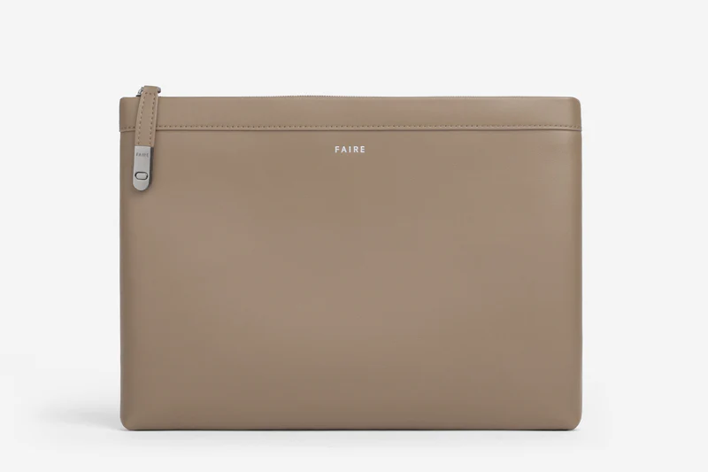 Faire MIKA SOFT FOLIO CLUTCH กระเป๋าครัตช์ หนังแท้ แฟชั่น มีช่องจัดระเบียบ ใส่บัตร การ์ด ใส่โทรศัพท์ กระเป๋าสตางค์ เงิน Unisex พร้อมส่ง ราคา 4,126 บาท*ส่งฟรี