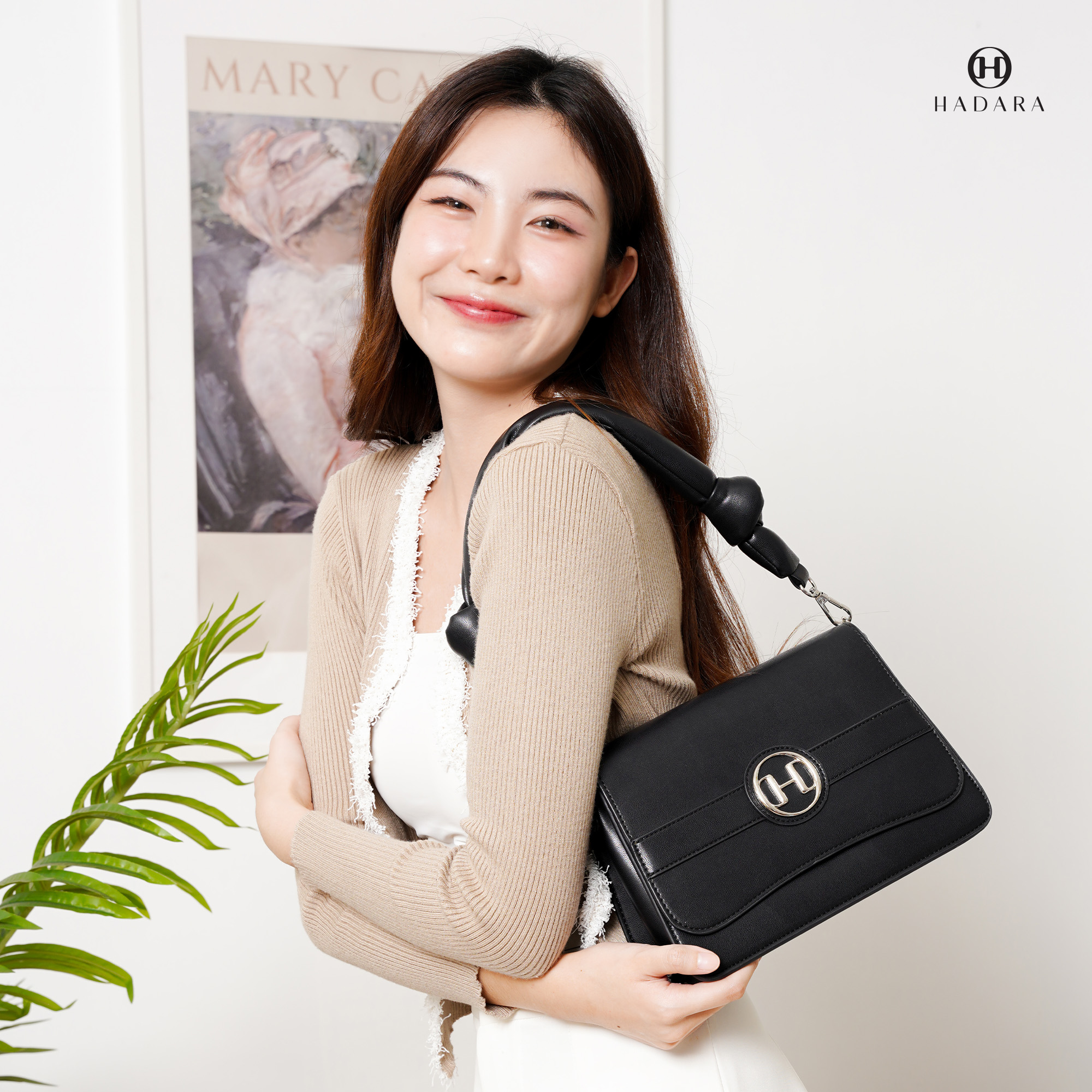 Hadara กระเป๋าสะพายข้าง รุ่น Light Carry No.20 สายกว้าง นุ่มพิเศษไม่บาดผิว ช่องเก็บ 19 ช่อง ราคา 2,690 บาท*ส่งฟรี