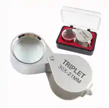 ภาพขนาดย่อของสินค้าแว่นขยายส่องพระ กล้องส่องพระ สีเงิน ขนาด 30x21 mm. No. MG55367 ( แว่นขยาย แว่นส่องพระ แว่นส่องเพชร กล้องส่องเพชร แว่นขยายพับได้ แว่นขยายพกพา )