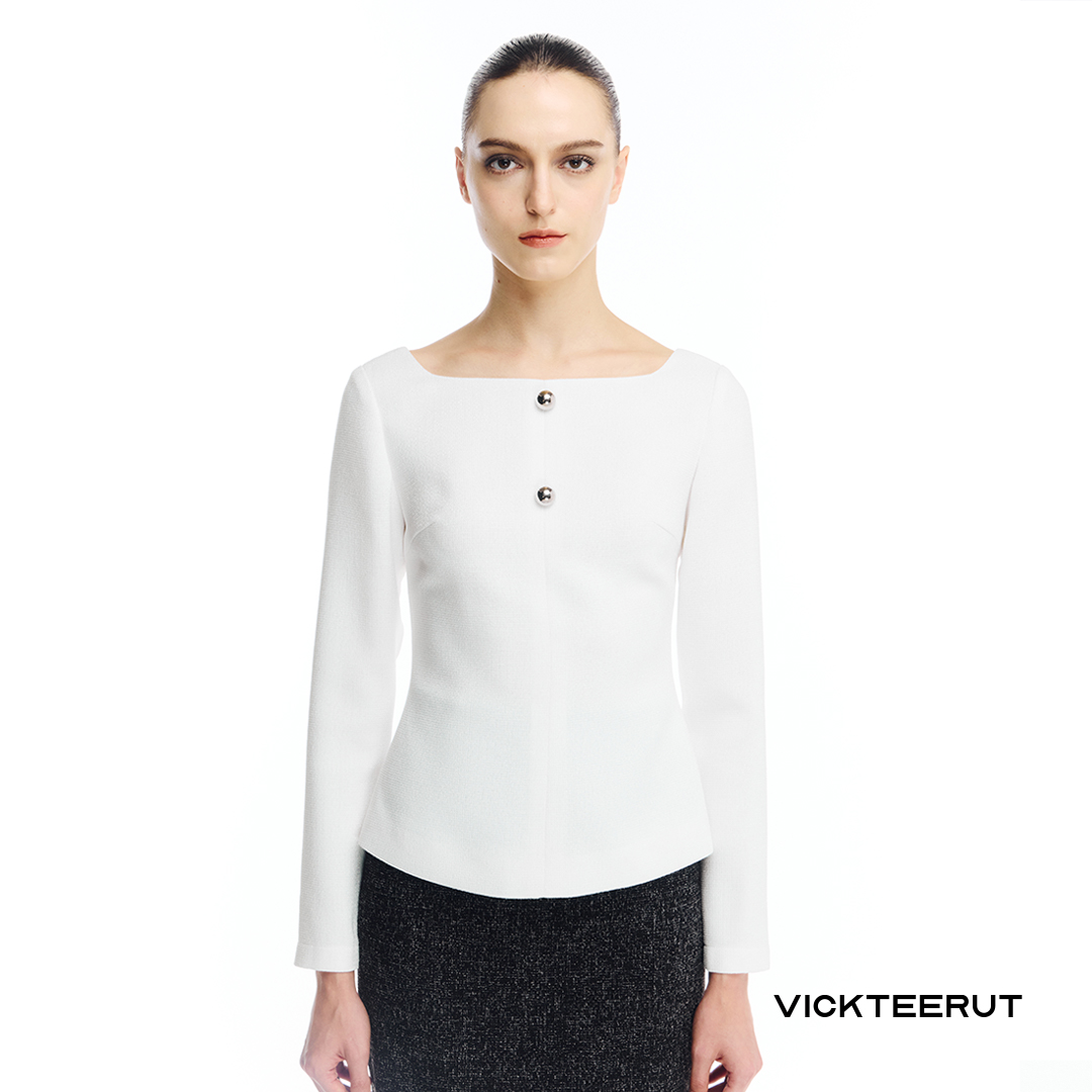 VICKTEERUT (ราคาปกติ 9,980-.) Re-Edition Boat Neck Long Sleeve Blouse เสื้อแขนยาว คอปาด ตกแต่งกระดุม ราคา 3,992 บาท*ส่งฟรี