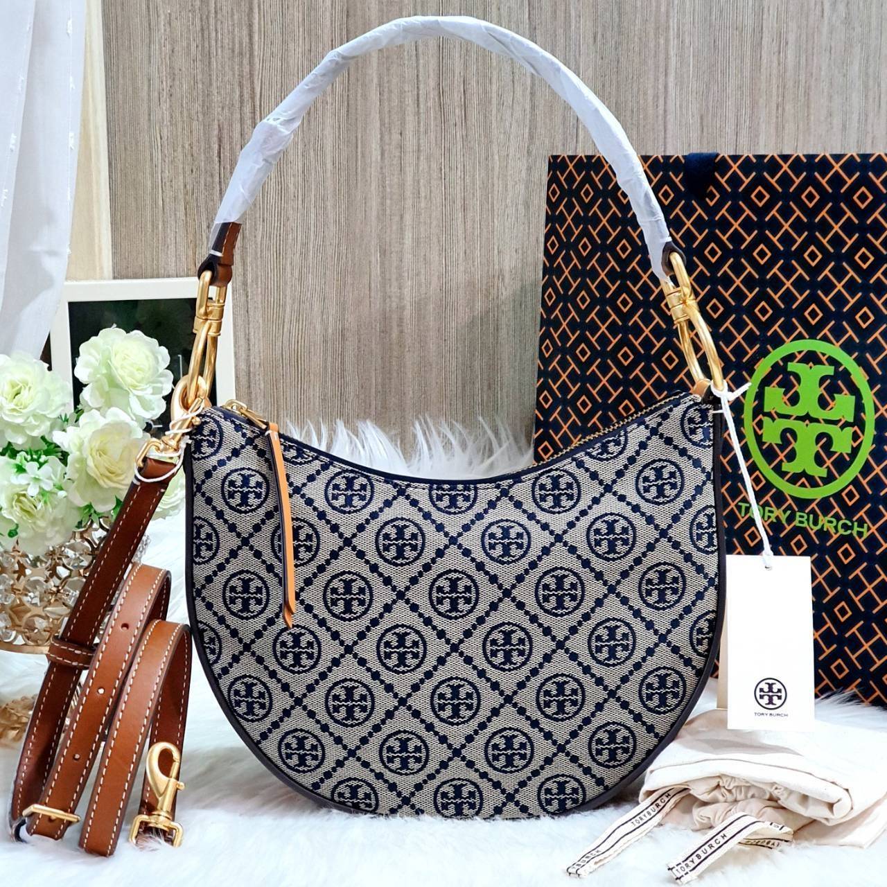 MeBrandOutlet 🔥งาน Shop รุ่นยอดฮิต🔥 TORY BURCH 147356 T MONOGRAM MINI CRESCENT 🌸งานแท้100% จากShop USA🌸 ราคา 14,990 บาท*ส่งฟรี