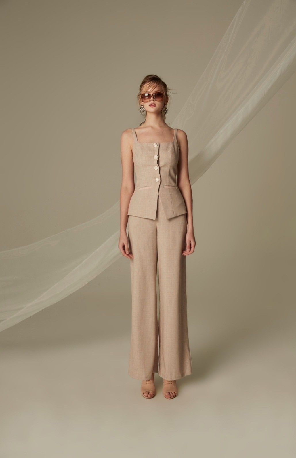 Lp002Besm25_Thea by Thara High-Waisted Trousers That Hold in the Waist, Flared Leg Style. ราคา 9,250 บาท*ส่งฟรี