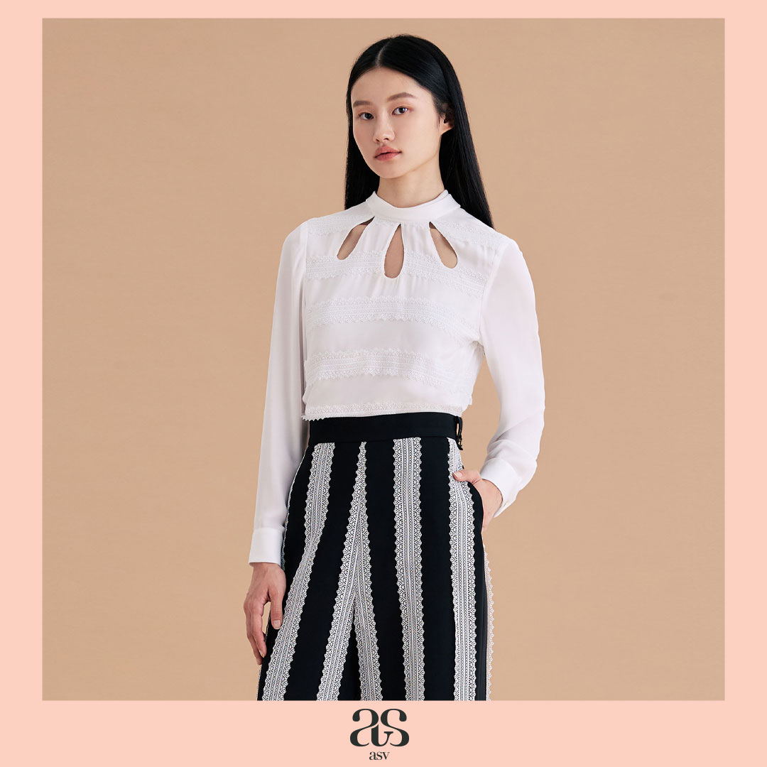 [asv ss25] Thelma Long Sleeve Blouse เสื้อผู้หญิง แขนยาว แต่งวอลลุมช่วงปลายแขน คอตั้ง โบว์ผูกด้านหลังคอ ดีเทลเจาะด้านหน้า ดีเทลผ้าเย็บกดลูกไม้ ราคา 3,740 บาท*ส่งฟรี