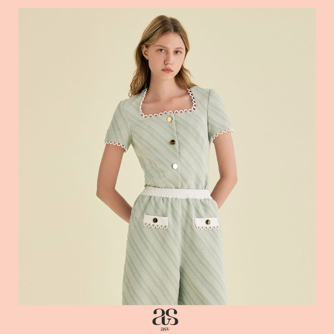 [asv ss25] Alda Square Neck Blouse เสื้อผู้หญิง แขนสั้น คอเหลี่ยม คอเสื้อและปลายแขนแต่งดีเทลห่วง แต่งกระดุมทอง ผ้าลายเกลียวเชือก ราคา 3,445 บาท*ส่งฟรี