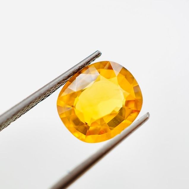 เครื่องประดับแฟชั่น PCPY Jewelry พลอยบุษราคัม (Yellow Sapphire) 3.87 กะรัต ทรงไข่ สีเหลืองทอง สะอาด VS พลอยจันทร์ [G138] [ พร้อมส่ง ]