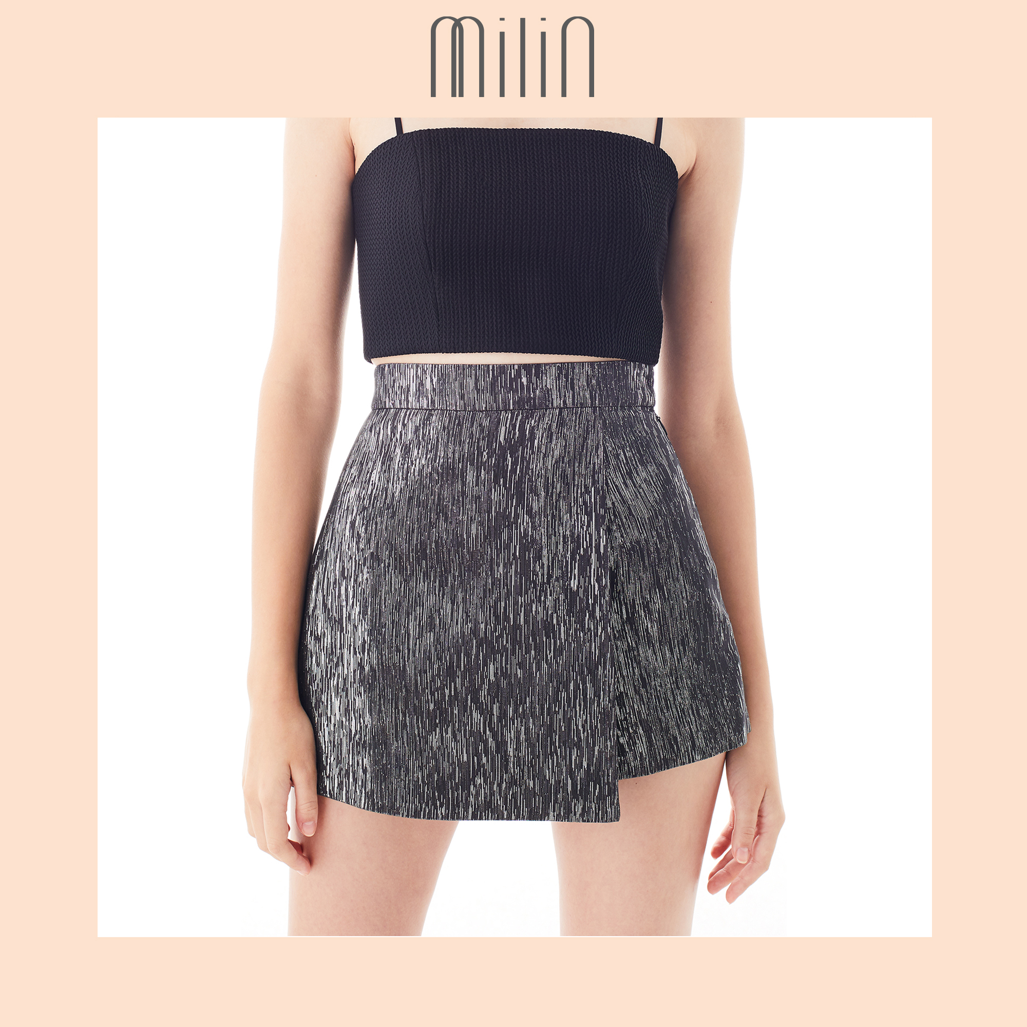 [MILIN] Swing High waist A-line silhouette Glitter woven Asymmetric draped shorts / กางเกงขาสั้นเอวสูงผ้าทอกลิตเตอร์ สีดำ / สีขาว