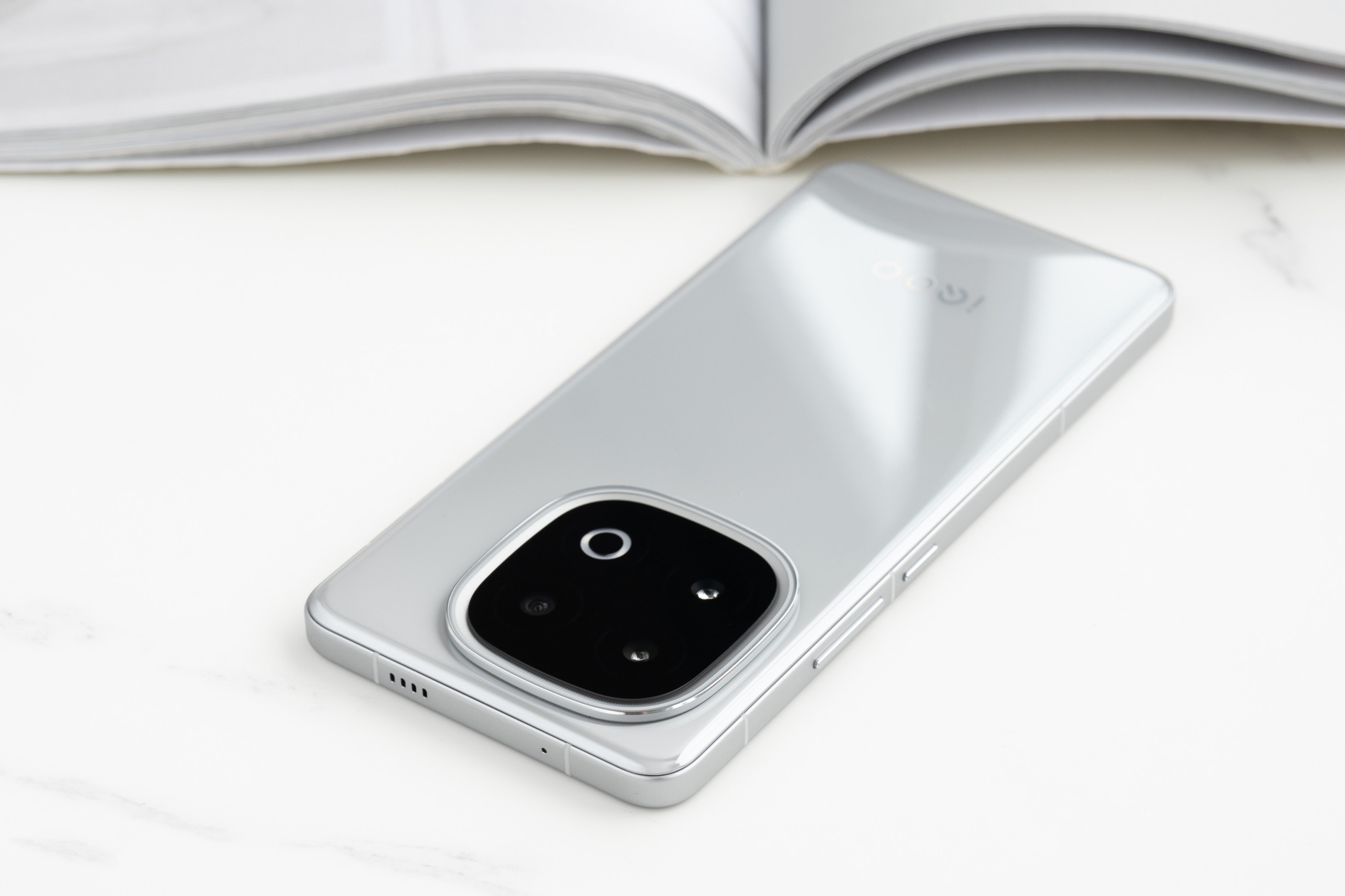 vivo iQOO (6/128gb) หน้าจอ 6.41 นิ้ว Snapdragon 855 Octa ราคา 35,590 บาท*ส่งฟรี